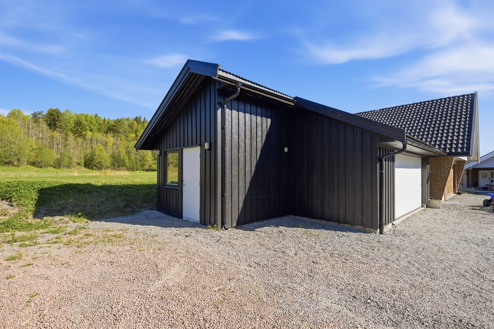 Dobbel garasje med bod Galleribilde