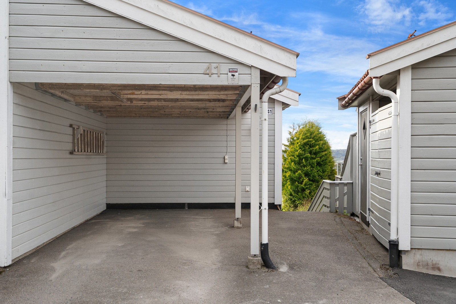 Tilhørende carport med lagringshimling, samt sportsbod (til høyre) som er isolert Galleribilde