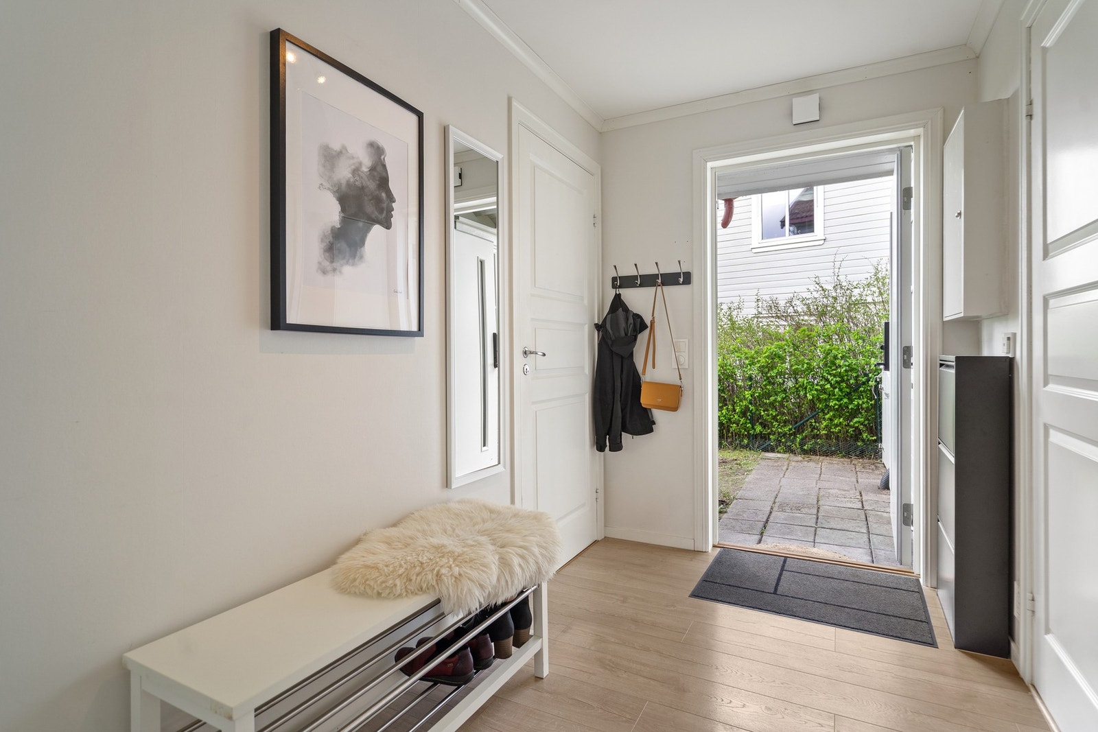 Det er smart-styring av lys i leiligheten, samt stekeovnen og inngangsdøren Galleribilde