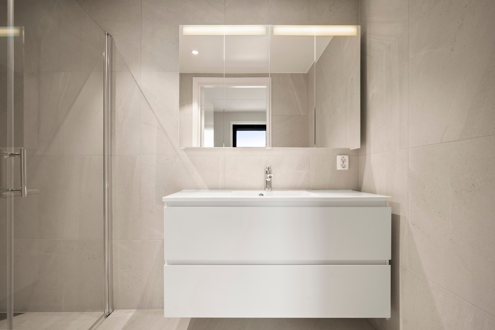 Badet har moderne innredning, god benkeplass og smarte oppbevaringsløsninger, og fremstår som en luksuriøs suite som kompletterer hovedsoverommet. Galleribilde