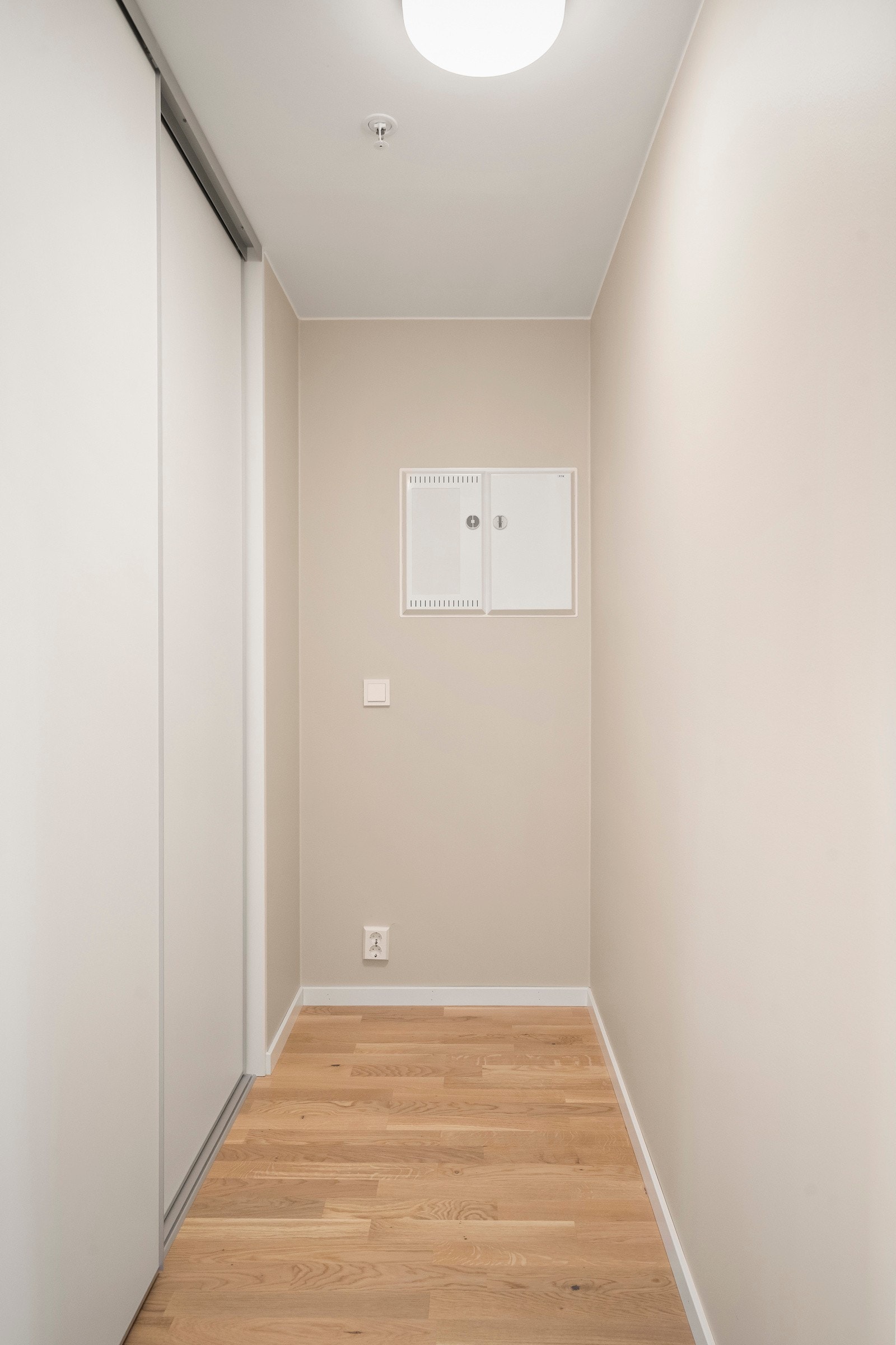Direkte tilgang til praktisk bod/garderobedel med integrert skyvedørsgrderobe. Galleribilde