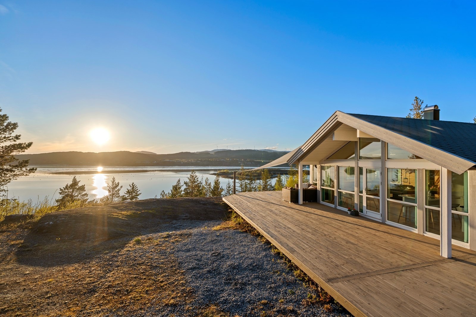 Terrassen har solseil over sittegruppen som gir behagelig skygge på varme sommerdager. Galleribilde