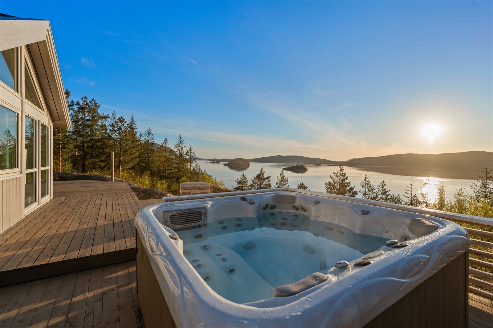 Det er montert jacuzzi på terrassen med panoramautsikt over fjorden. Jacuzzien medfølger. Galleribilde