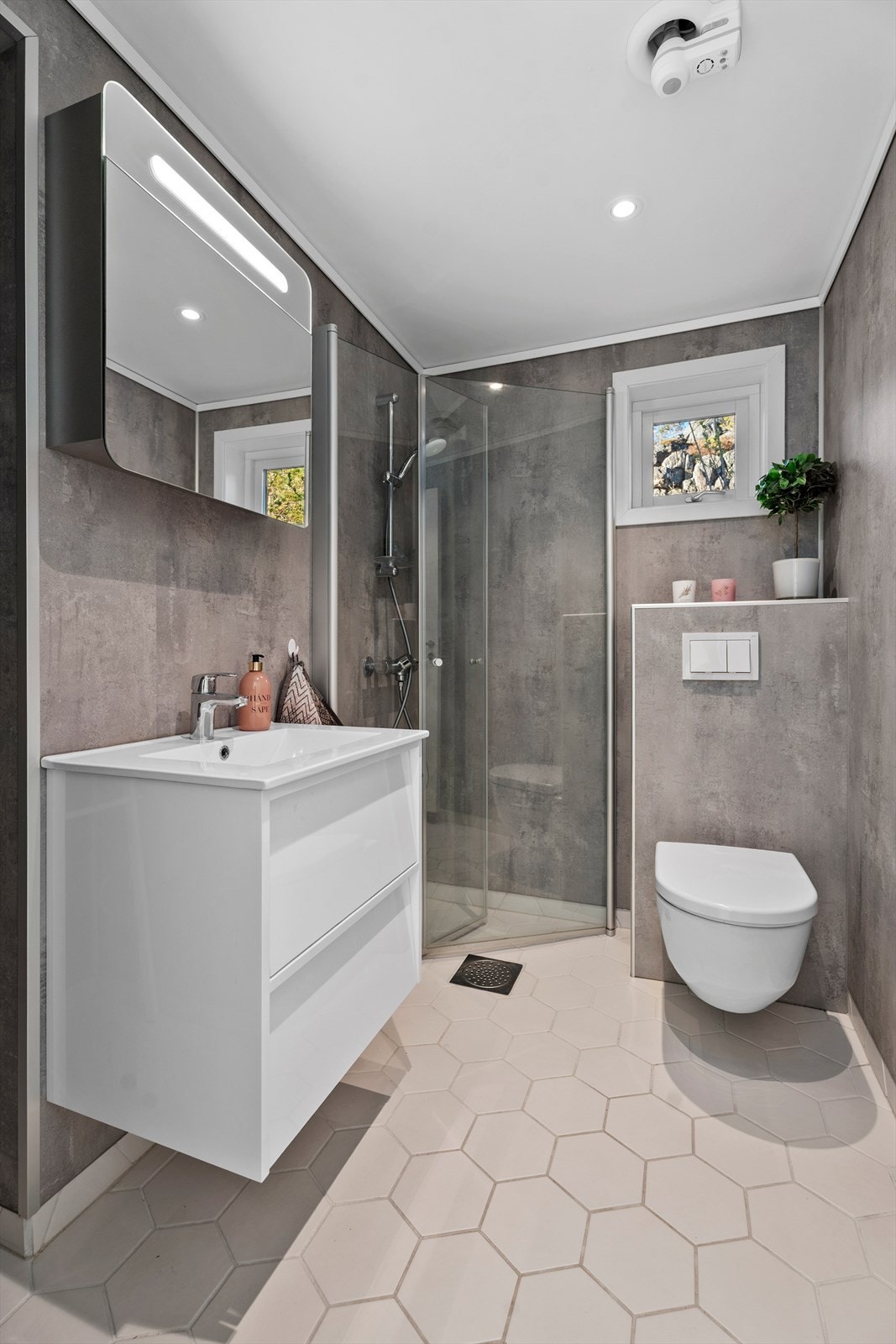 I forbindelse med påbyggingen av hytta ble det laget et ekstra bad. Badet er på 3,6m². Galleribilde