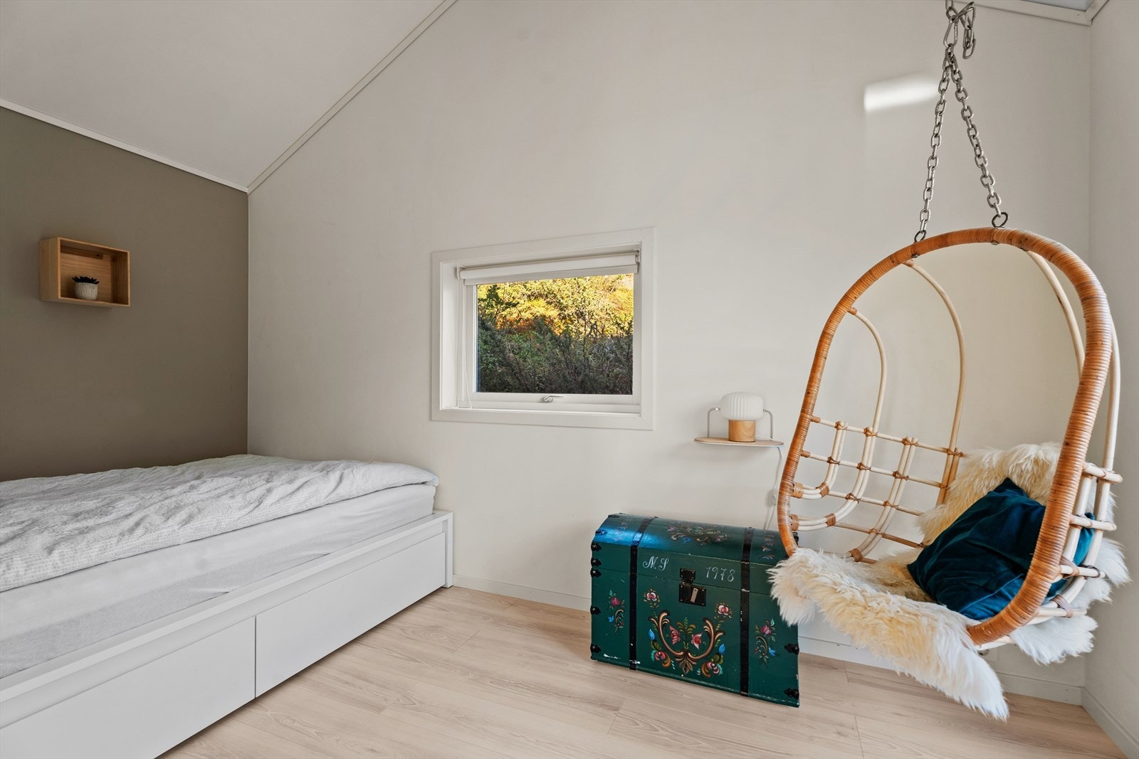 Det ble også bygd på et ekstra soverom på 8,5m². Påbygget er godkjent av kommunen og det er utstedt ferdigattest. Galleribilde