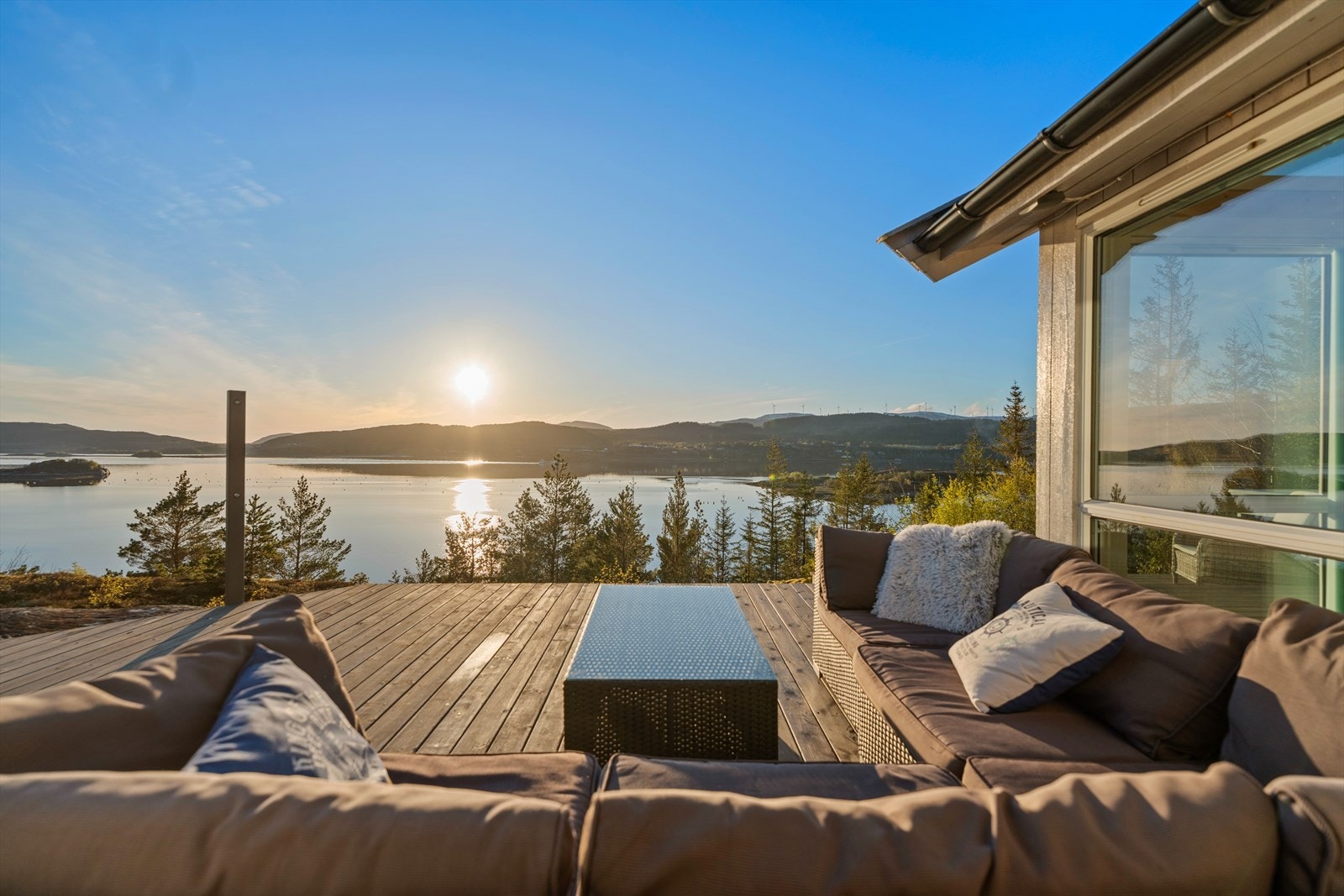 Her får du totalt ca. 140m² terrasseareal som strekker seg rundt hytta. Galleribilde