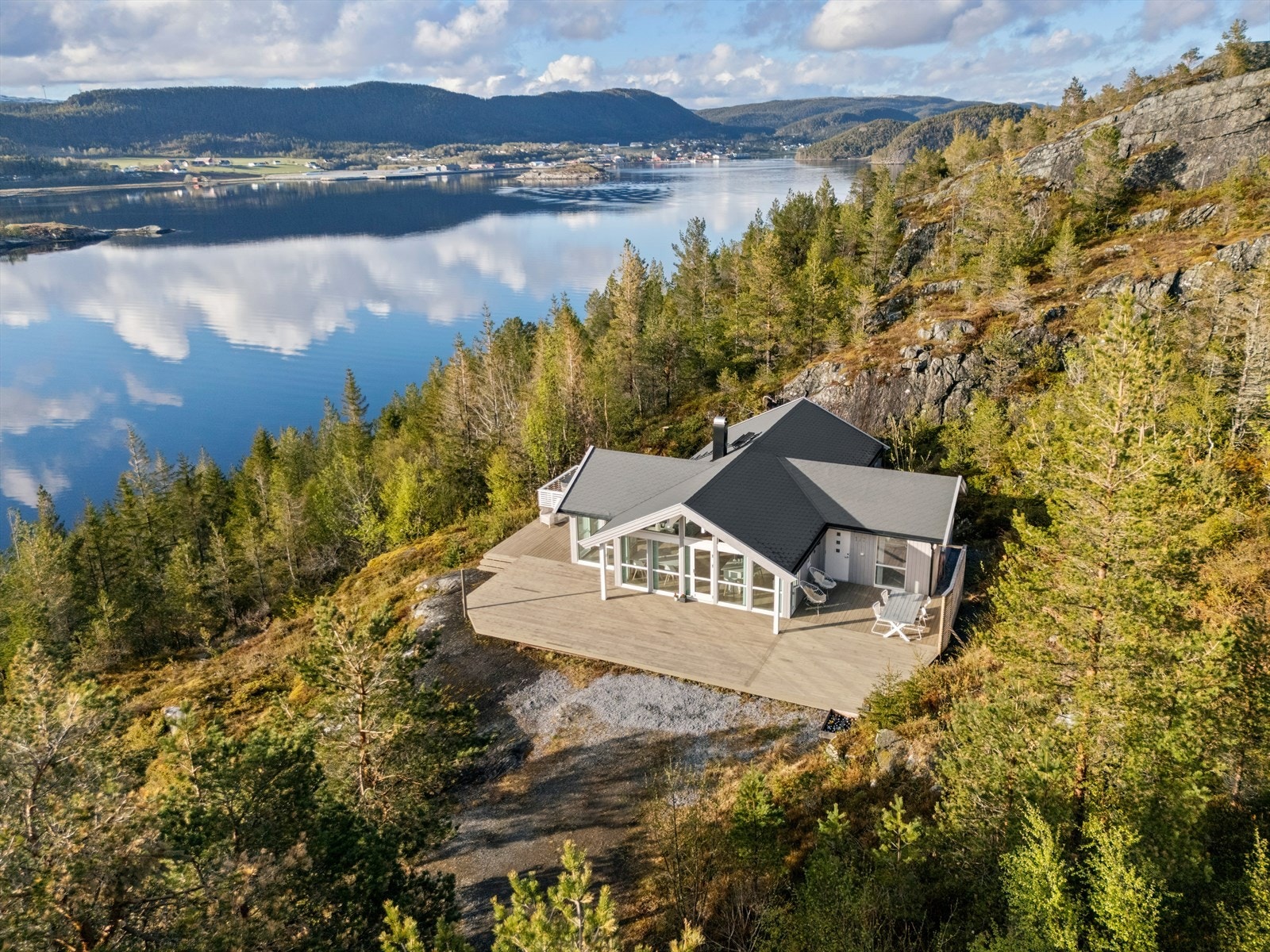 Hytta ligger på et lite høydedrag fra sjøen, med en fantastisk utsikt over Åfjorden, mot Monstad, Strandaholmen, Klokkholmen og Høgholmen. Galleribilde