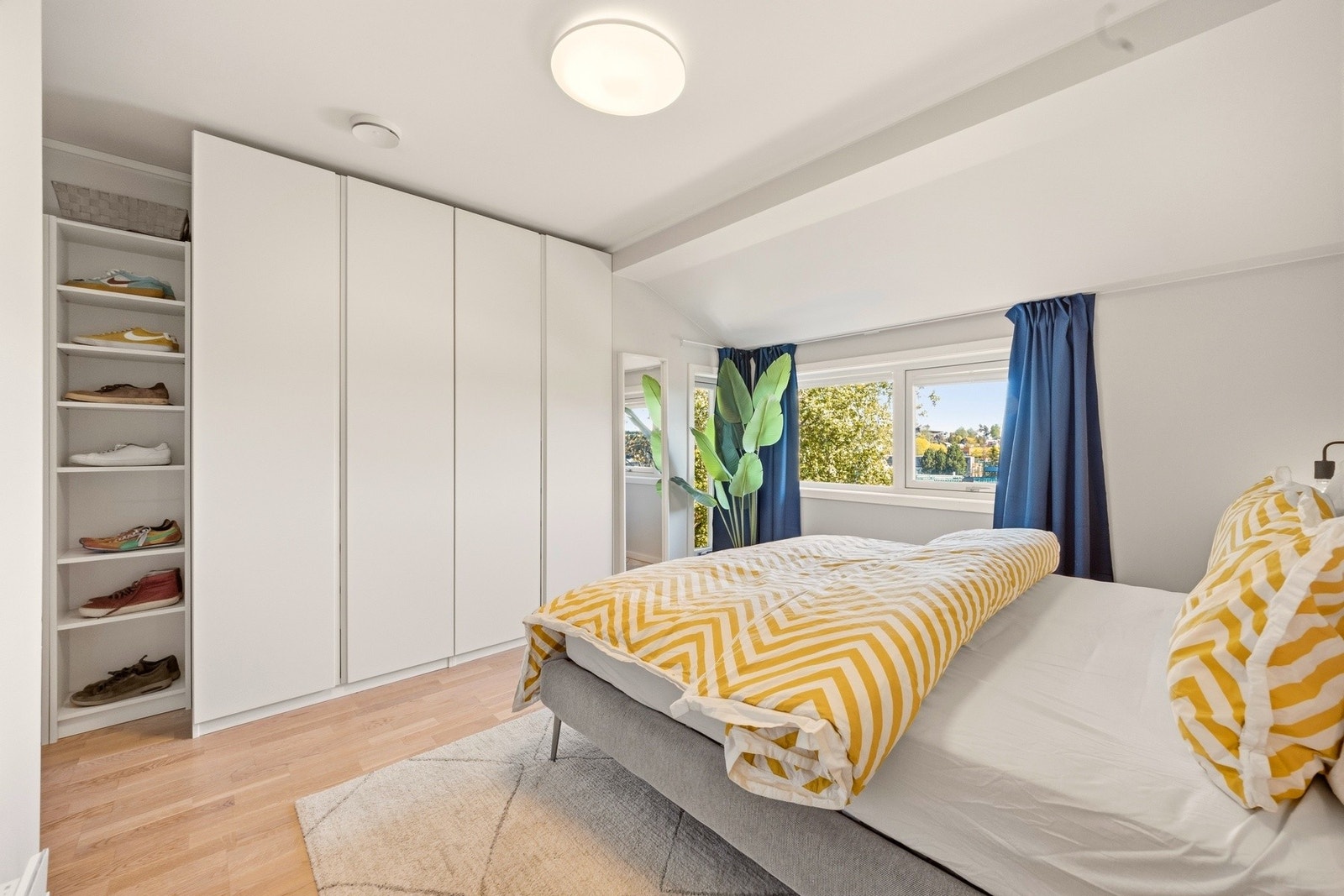 Det er en praktisk skyvedørsgarderobe med god oppbevaringsplass. Galleribilde