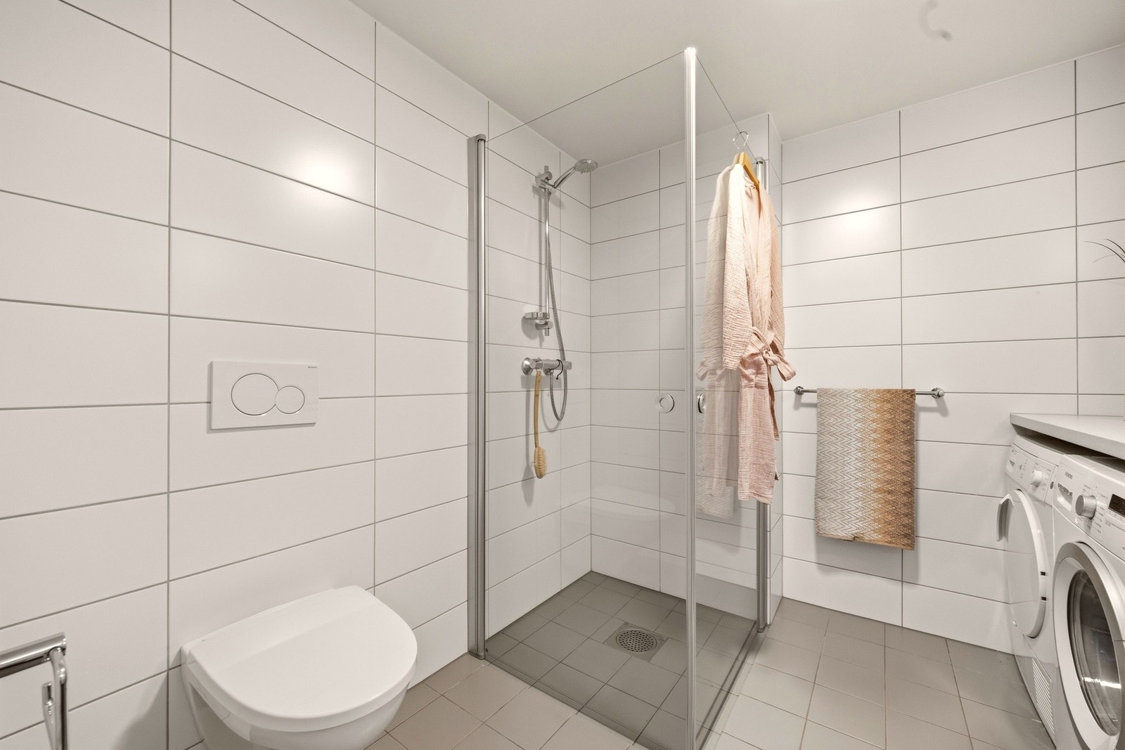 Pent og romslig bad med gulvvarme. Galleribilde