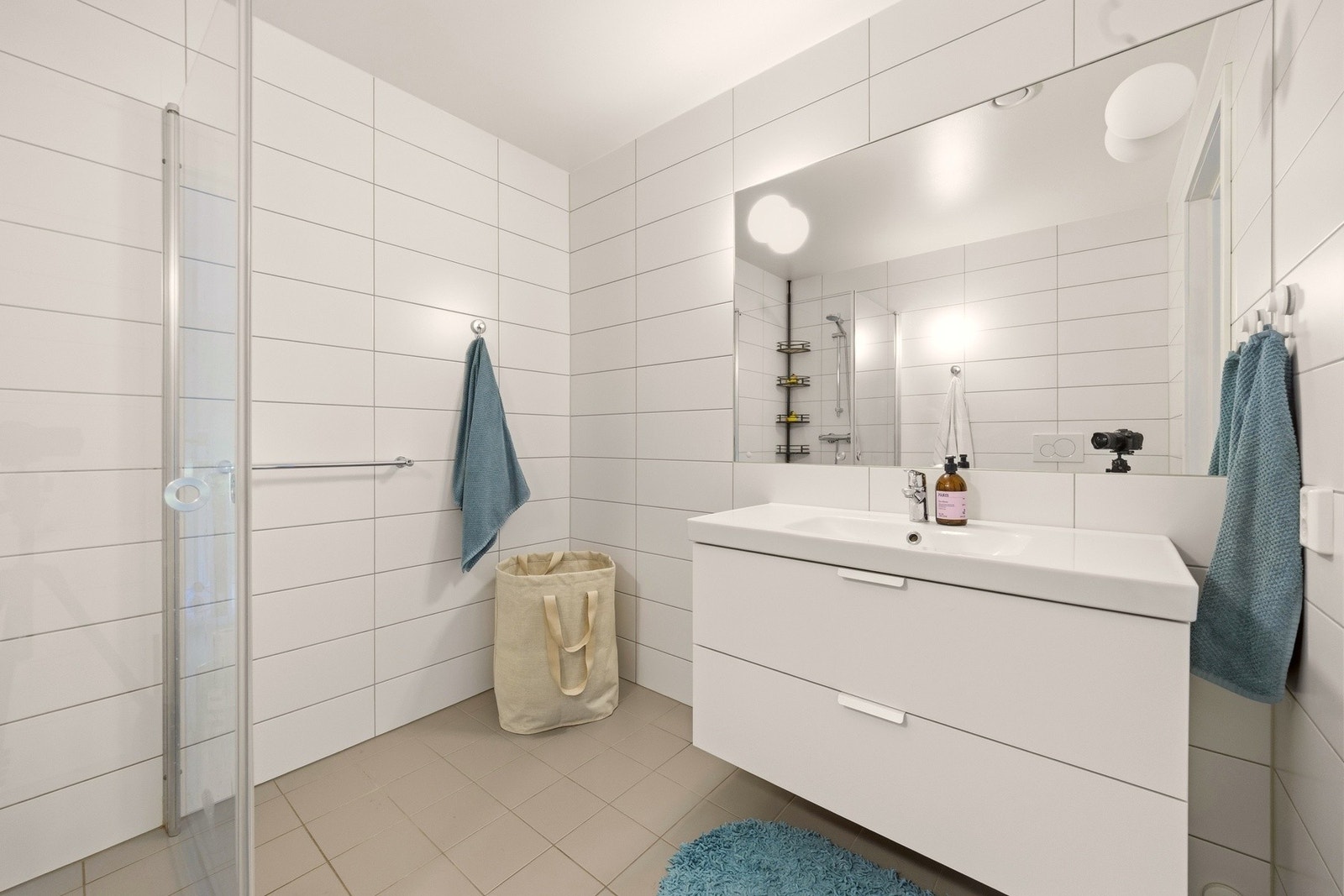 Badet er innredet med servant, toalett og dusjhjørne. Galleribilde