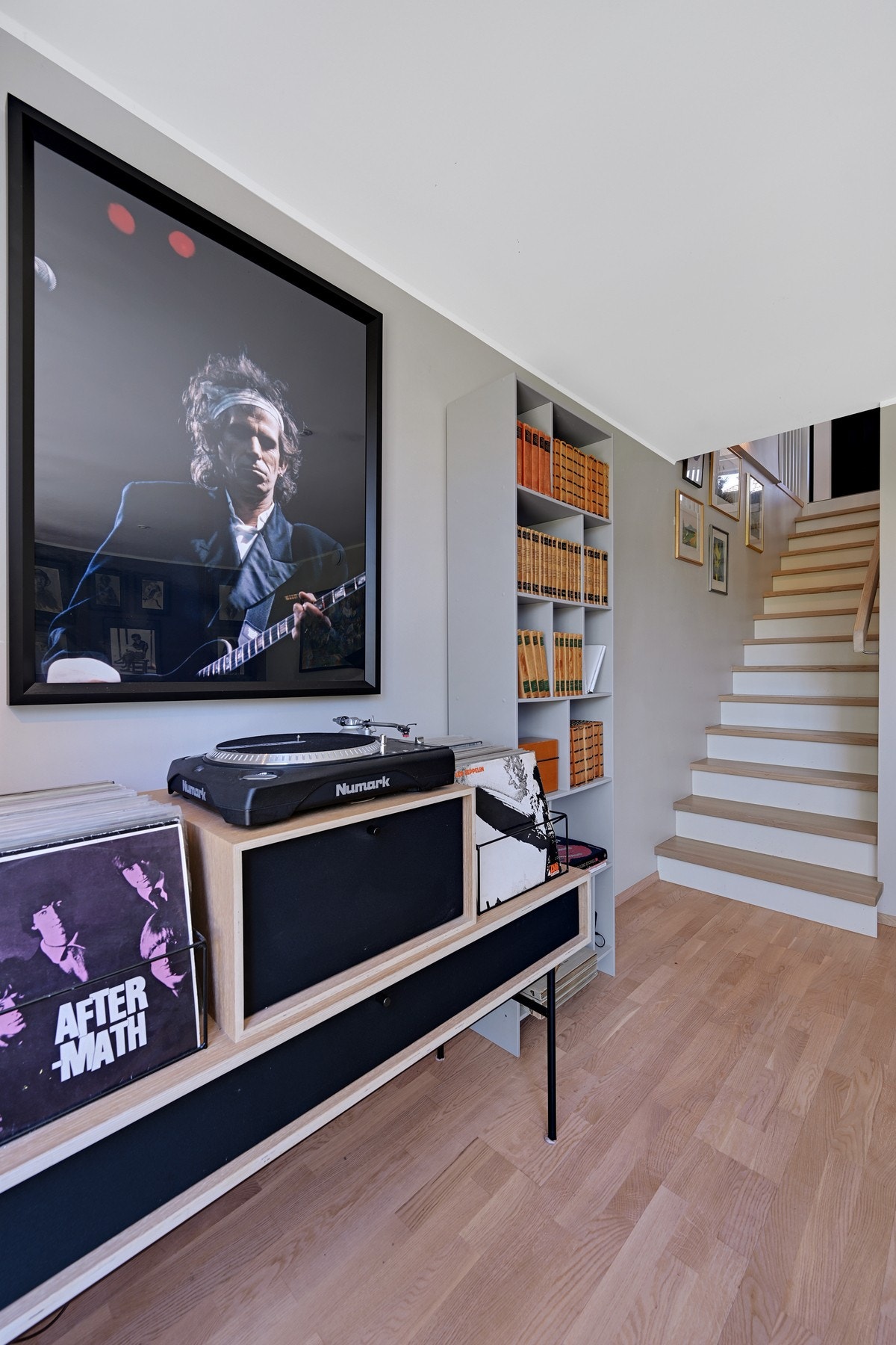 Trapp fra hovedetasjen tar oss ned til den andre stuen Galleribilde