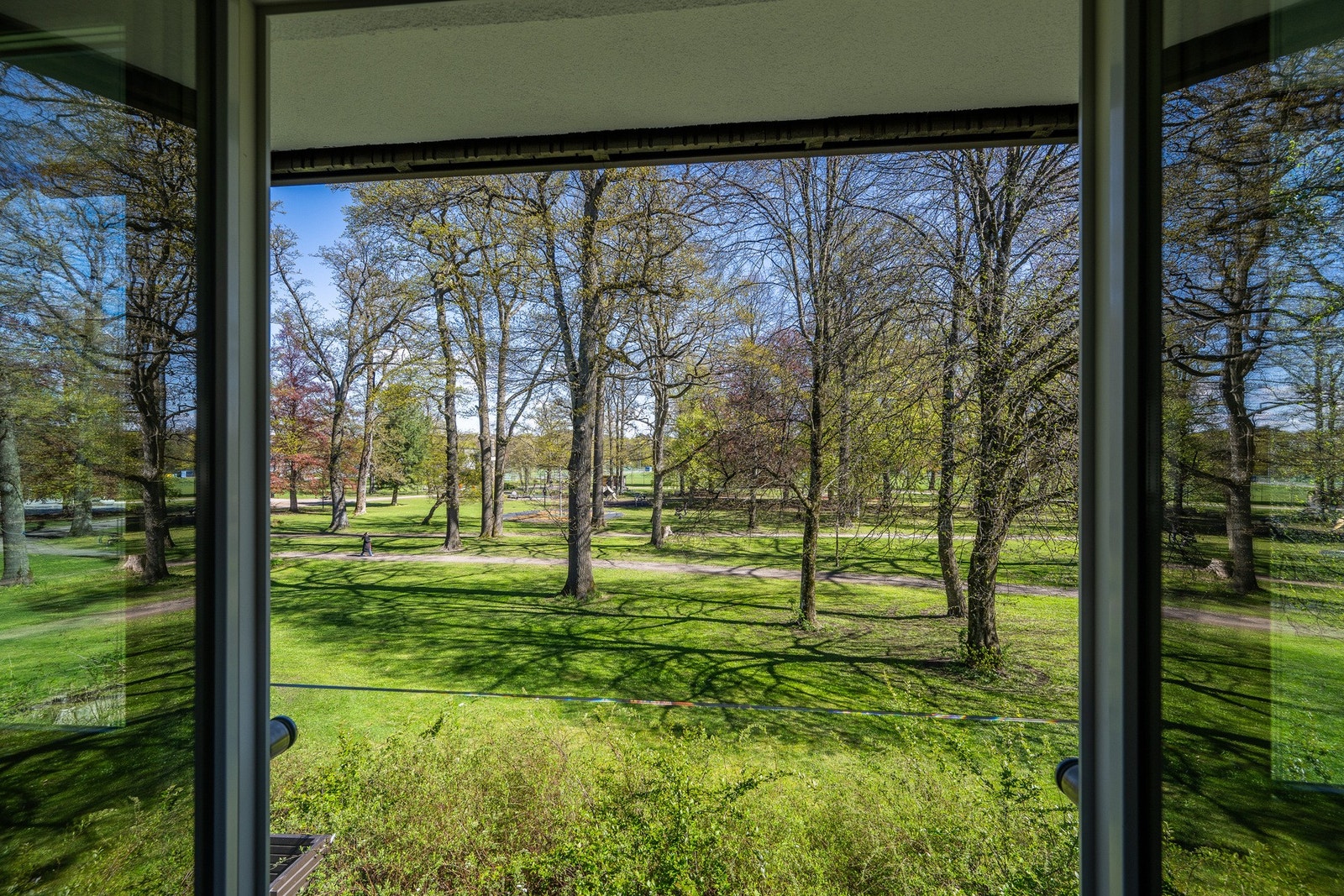 Med fransk balkong får man parken inn i leiligheten Galleribilde