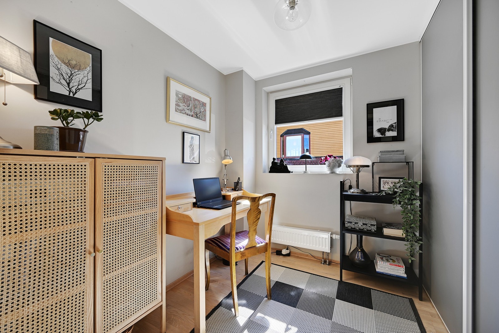 Til slutt i denne etasjen er kontoret med skyvedørsgarderobe Galleribilde