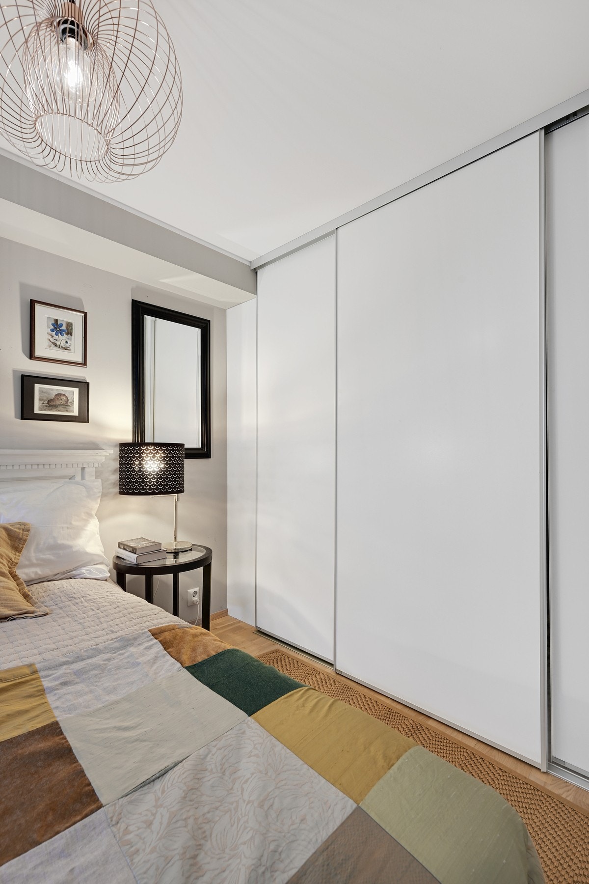 Dette innredet med skyvedørsgarderobe Galleribilde