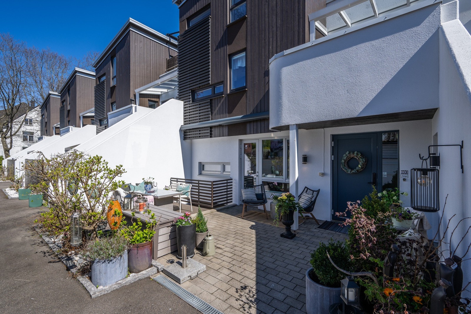 Store deilige uteplasser på hver side Galleribilde