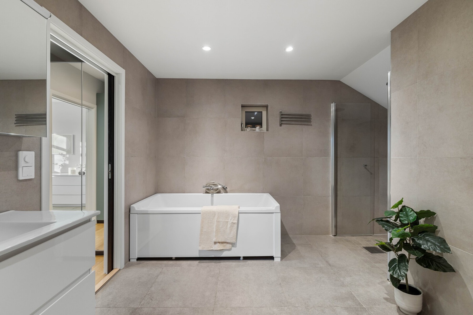 Hovedbad med dusj og badekar Galleribilde