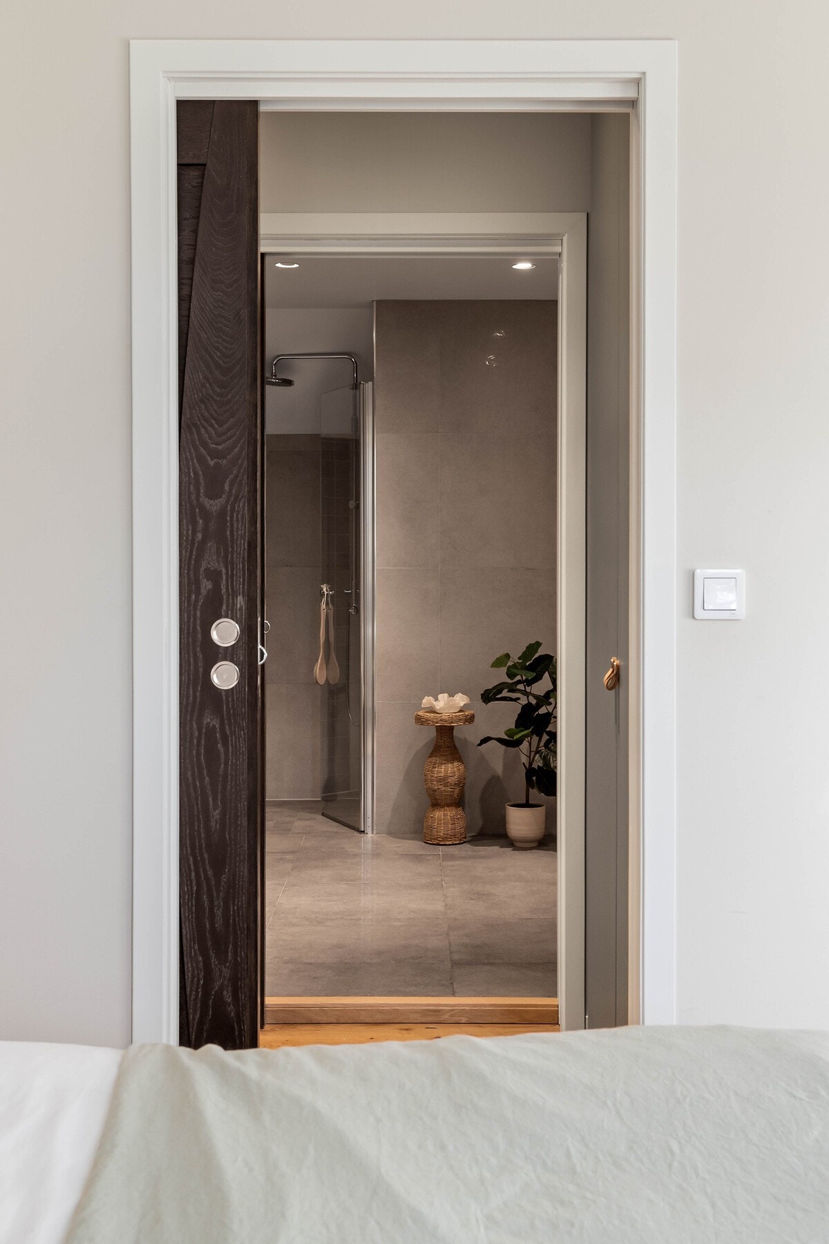 Gjennomgang fra hovedsoverommet til eget bad og walk in closet Galleribilde