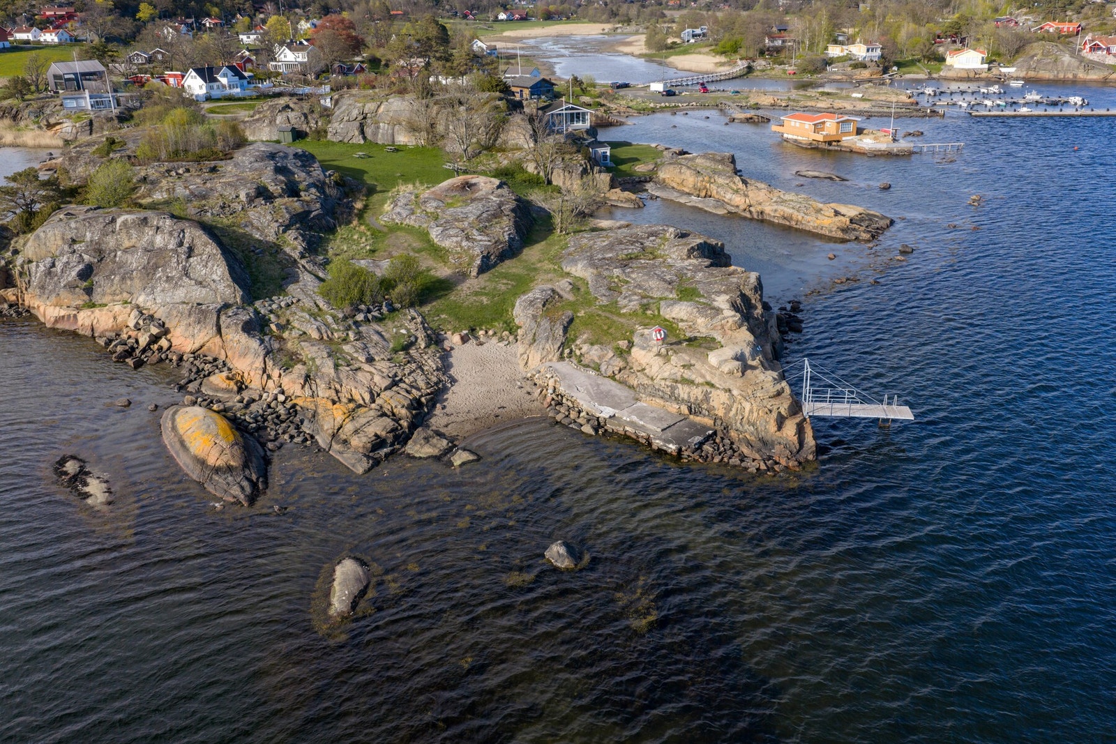 Kun få minutters gange fra eiendommen ligger Huestranda med strand, svaberg og stupebrett Galleribilde