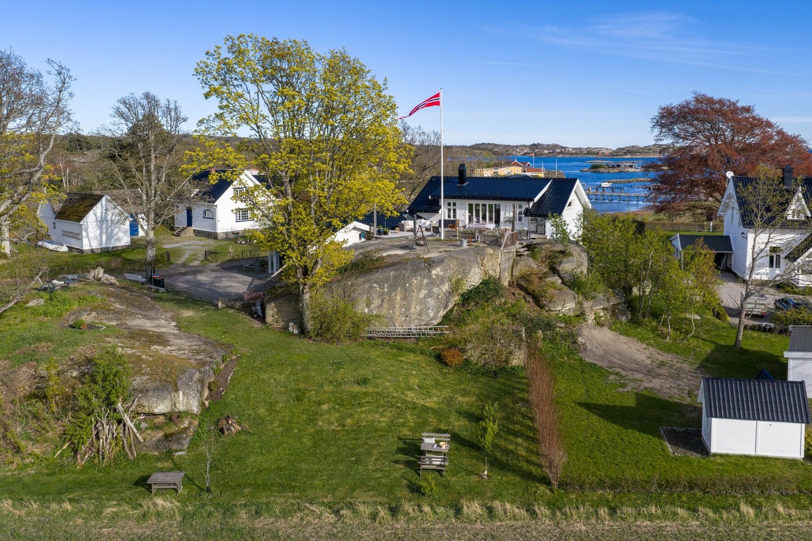 I bakkant av eiendommen er det en fin hage - perfekt for ettermiddagene Galleribilde