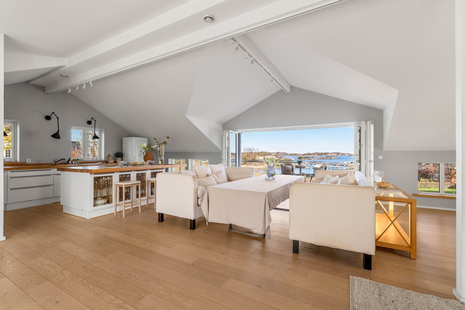 Åpen kjøkkenløsning med spiseplass med utsikt ut i Viksfjord Galleribilde