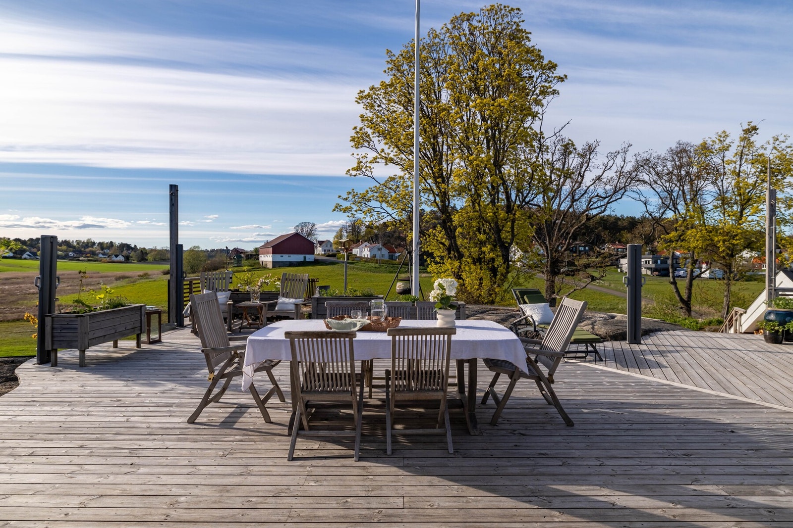 Stor solrik terrasse i bakkant av huset Galleribilde