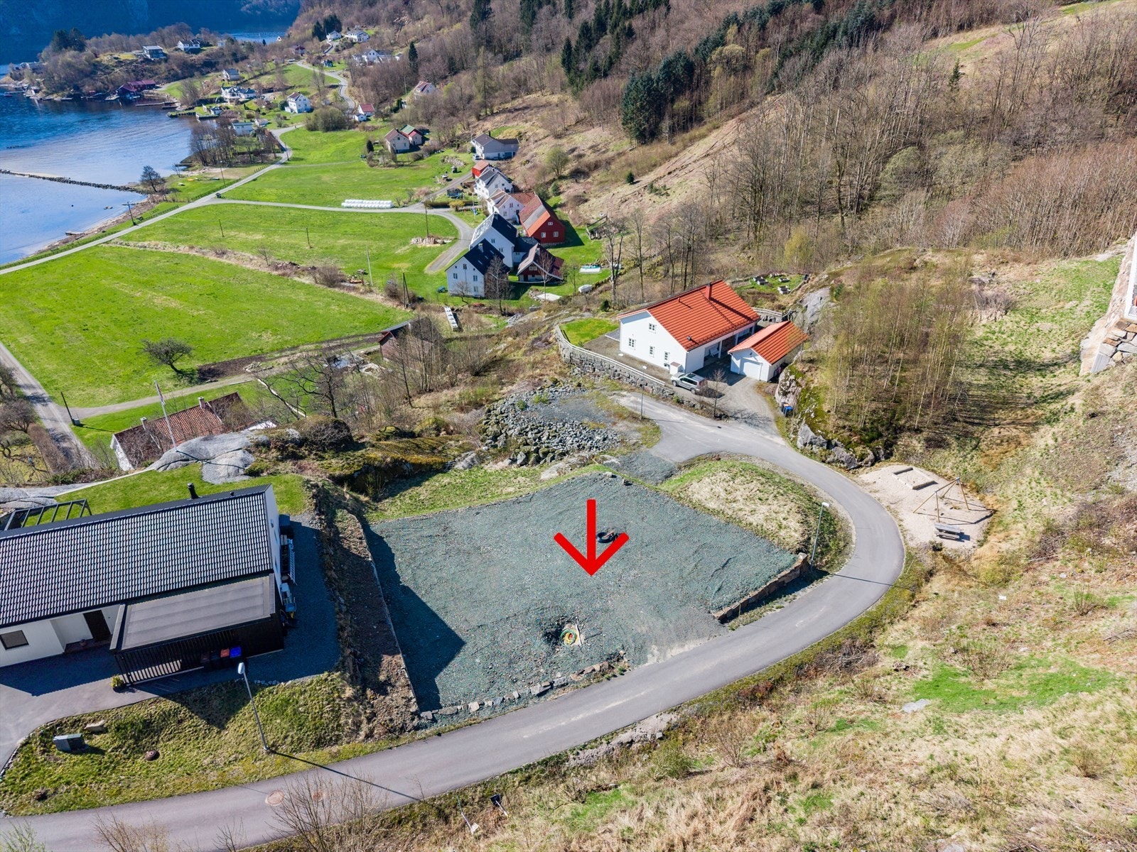 Tomt 27 c ligger tilbaketrukket! Galleribilde