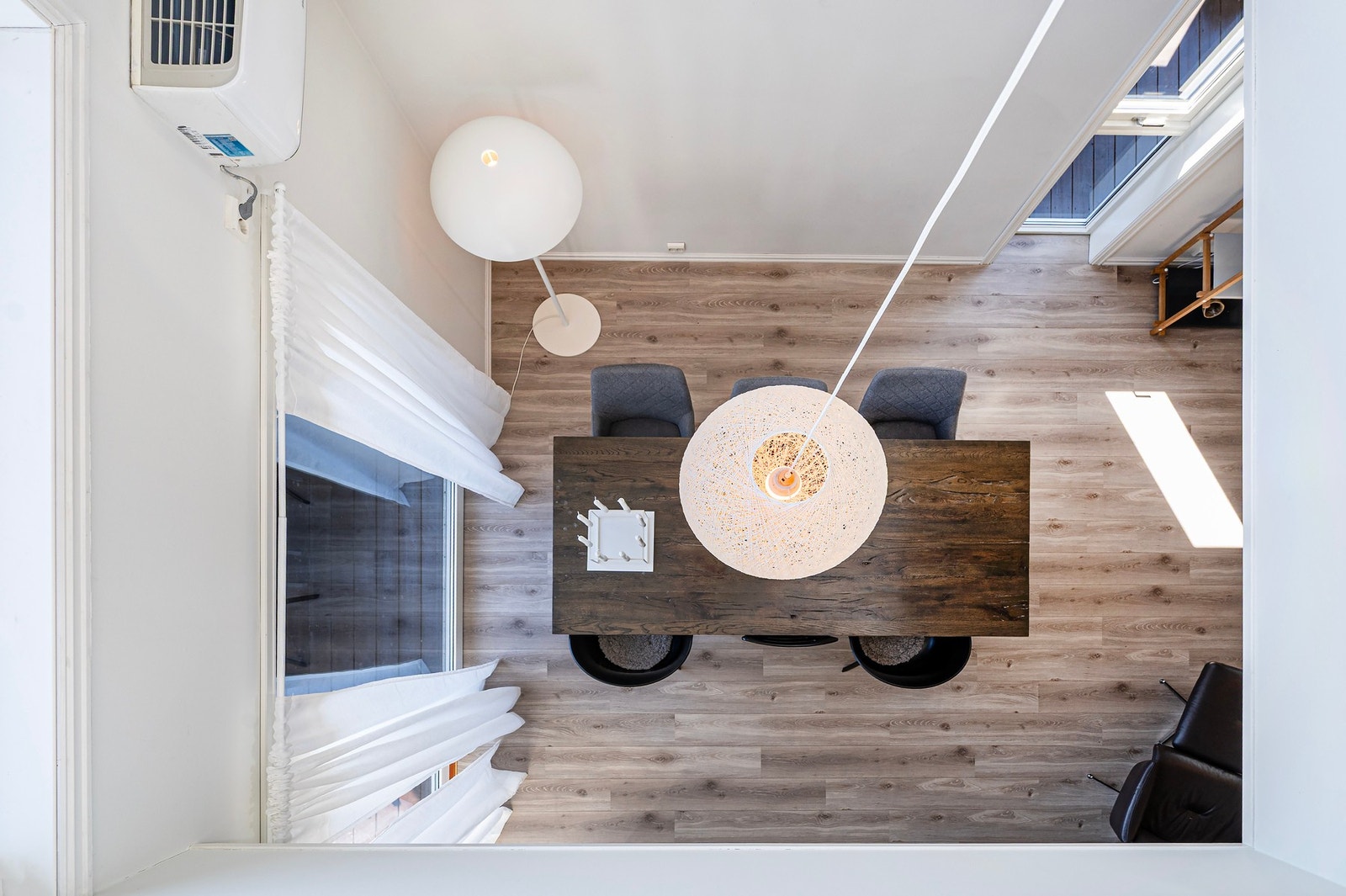 Åpent mellom 1 og 2 etasje Galleribilde