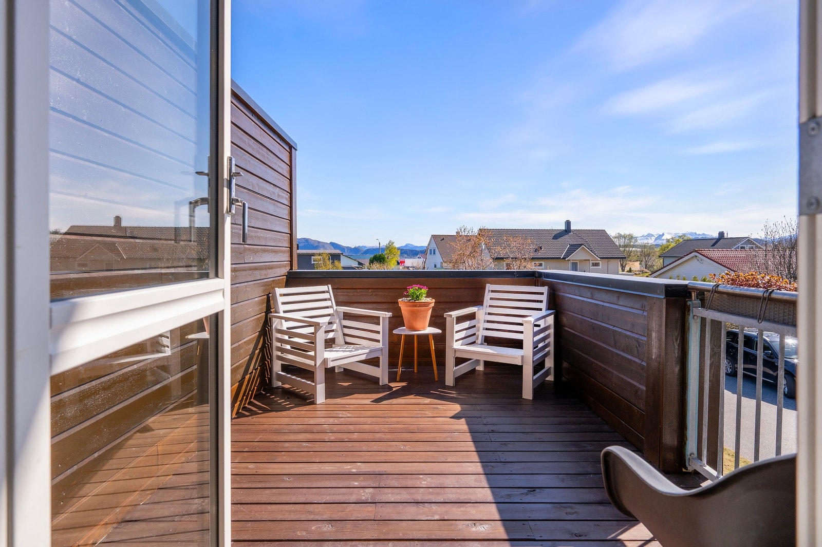 Fra det ene soverommet er det utgang til en flott takterrasse. Bod og overbygget inngansparti under. Galleribilde