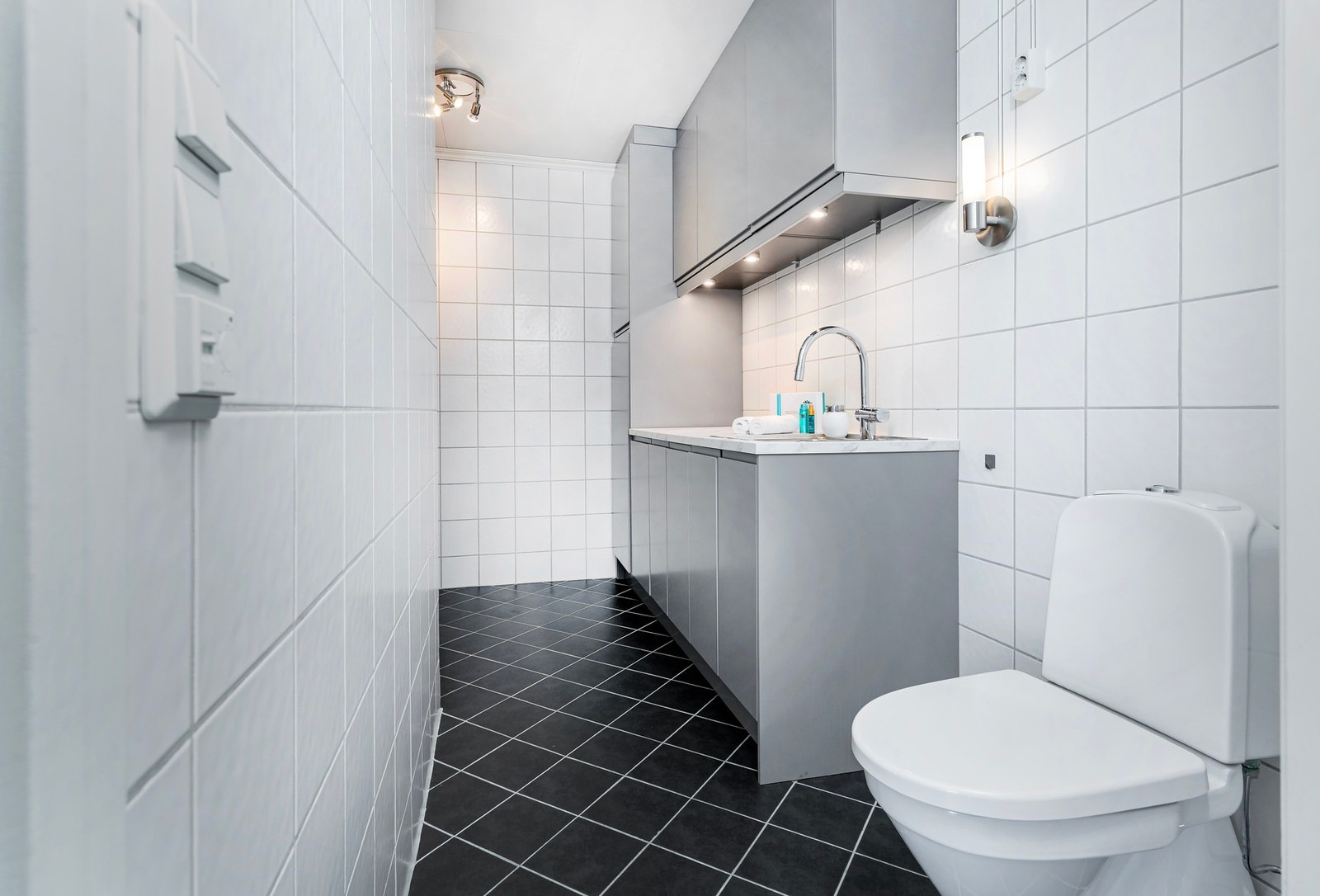 Vaskerom/ Wc rom i 1 etasje. Bak ene høyskapet er det fortsatt røropplegg til dusj. Rommet kan derfor tilbakeføres til et bad nummer 2 om en tar vekk høyskap og erstatter med dusjvegger/kabinett. Galleribilde