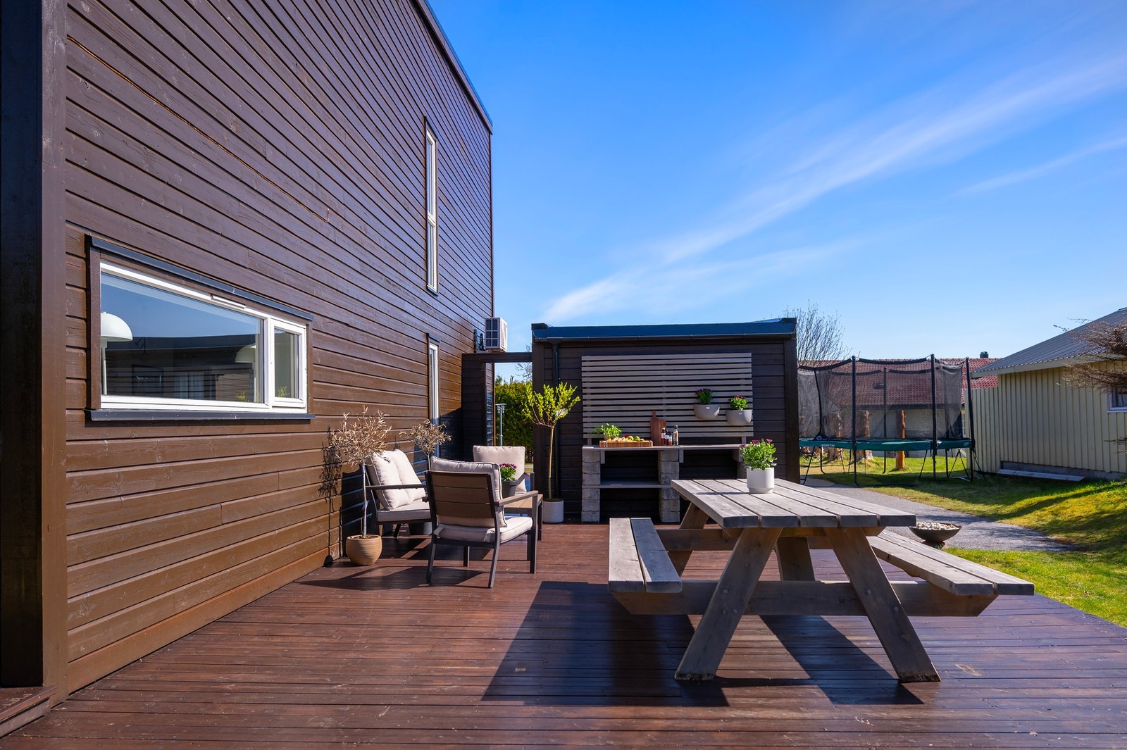 Terrasse mot syd - lun og solrik uteplass. Galleribilde