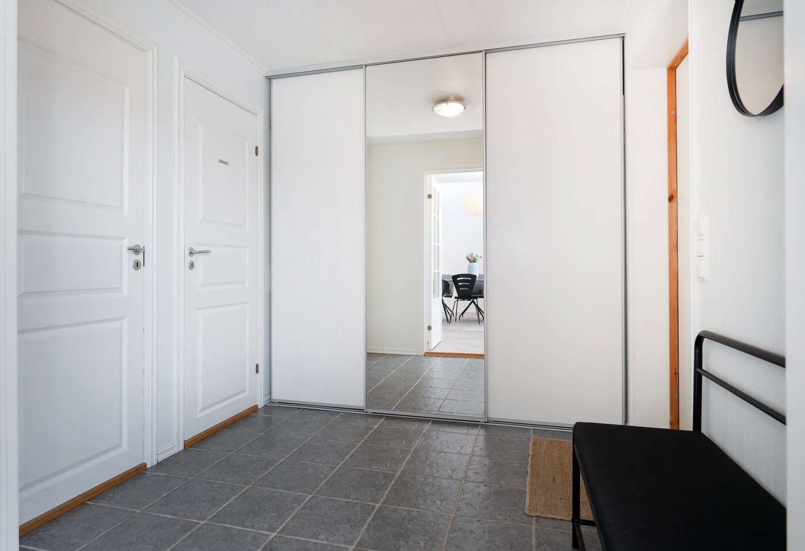 Entrè med stor skyvedørsgarderobe. Galleribilde