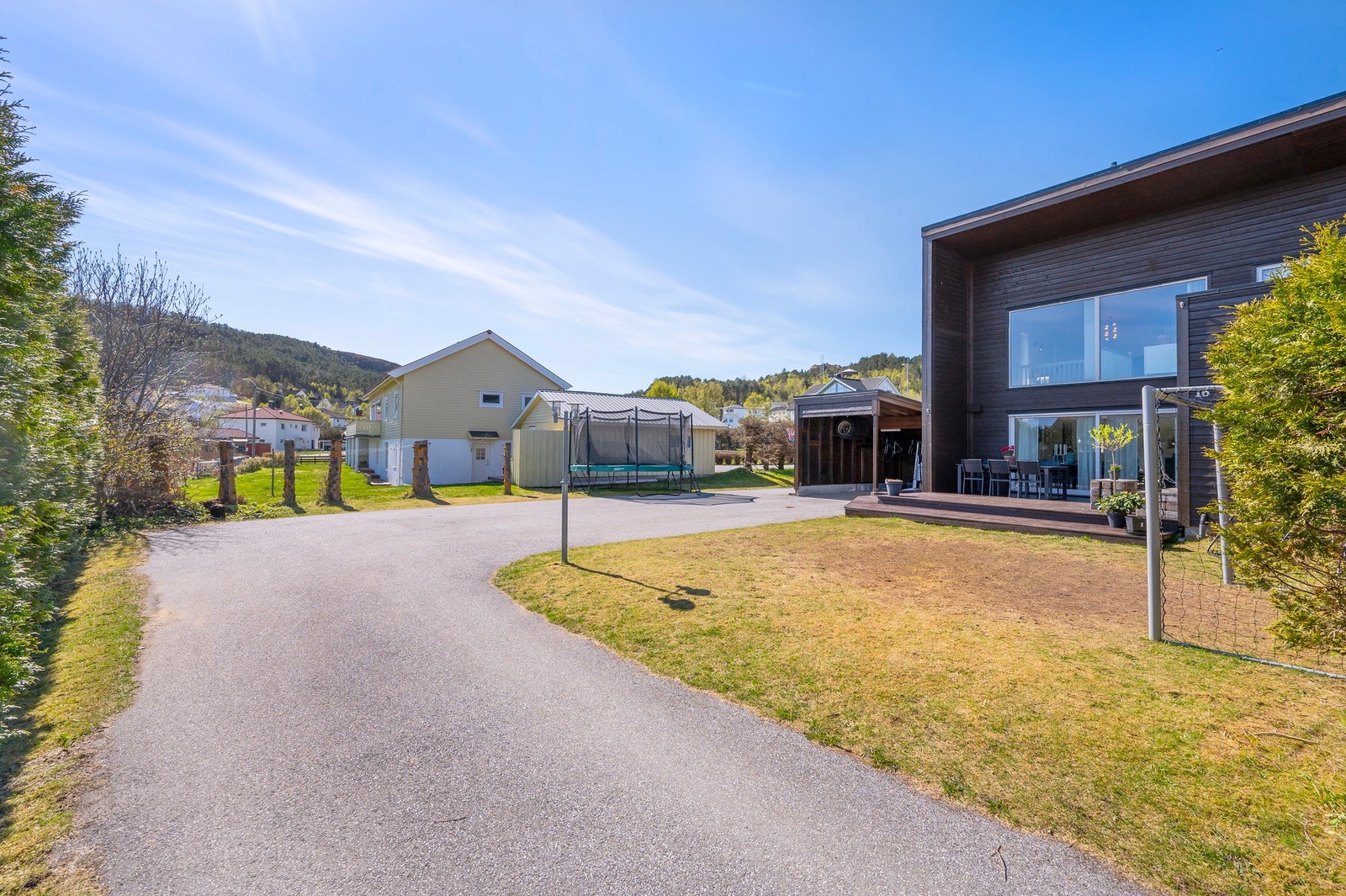 Huset ligger i enden av innkjørsel til rekkehusene. Galleribilde