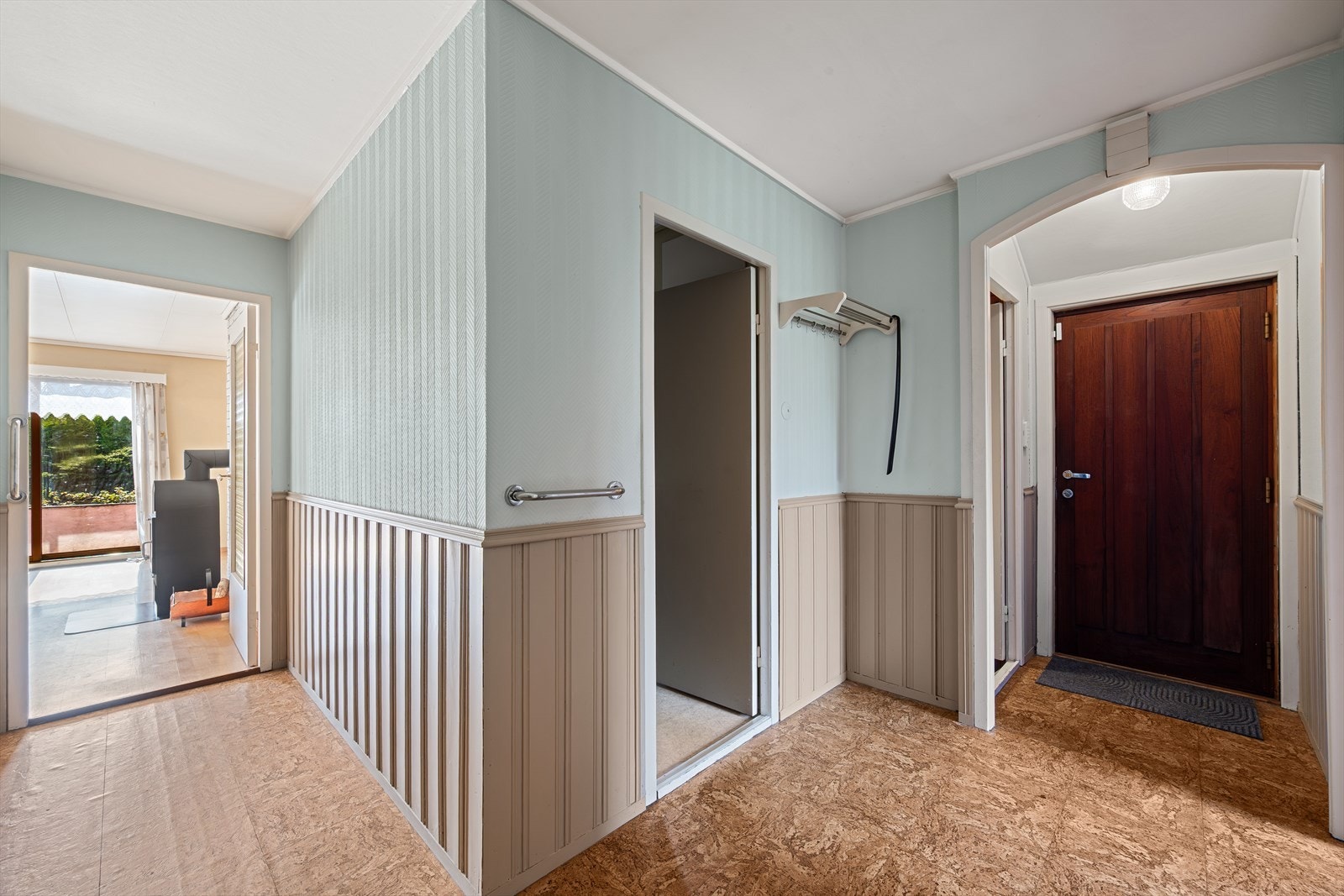- Gangen er romslig og måler 7,6 m² - Galleribilde