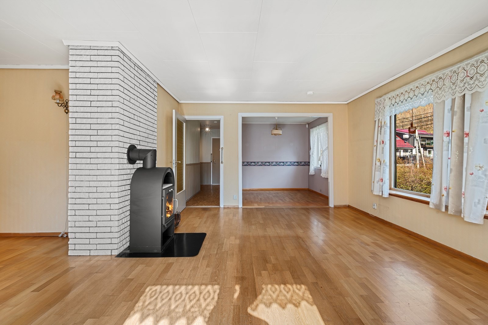 - Stuen er av god størrelse og måler 26,3 m². Merk deg peisen som vil sørge for at det er god temperatur gjennom hele året - Galleribilde