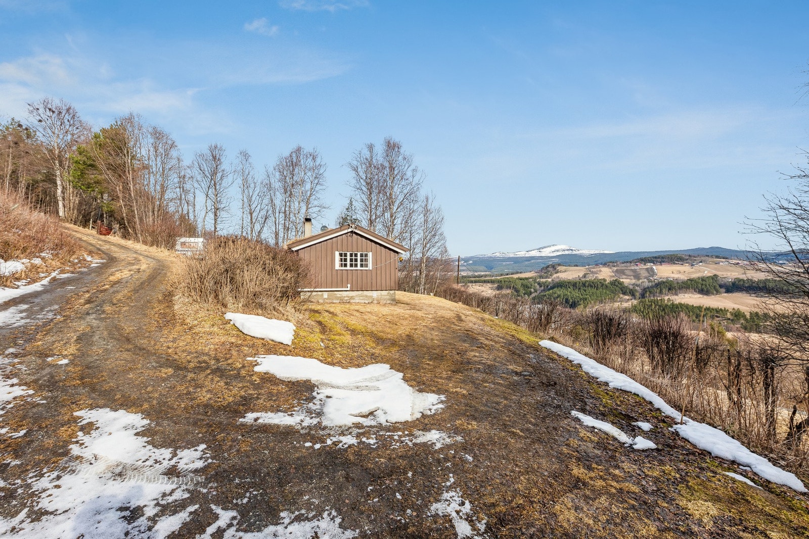 God plass til flere biler på parkeringsplassen. Galleribilde
