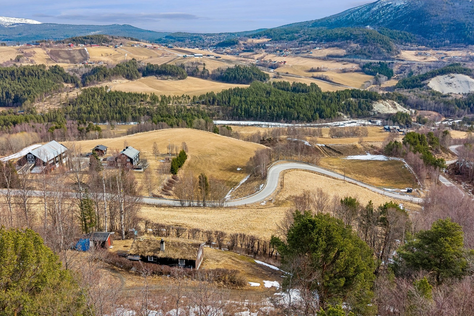 Dette er en koselig hytte beliggende i rolige, naturskjønne omgivelser på Dombås. Galleribilde