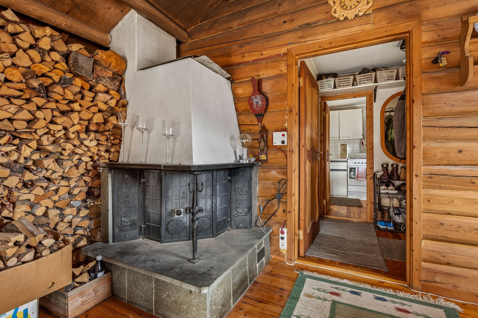Hytten oppvarmes med vedfyring og varmepumpe. Galleribilde