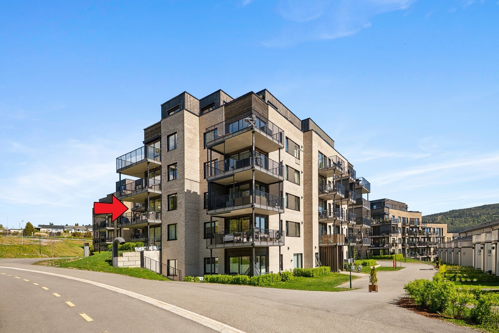 Dette er en nyere, flott 3-roms hjørneleilighet i 3. etasje med stor, solrik balkong på 17 m² Galleribilde