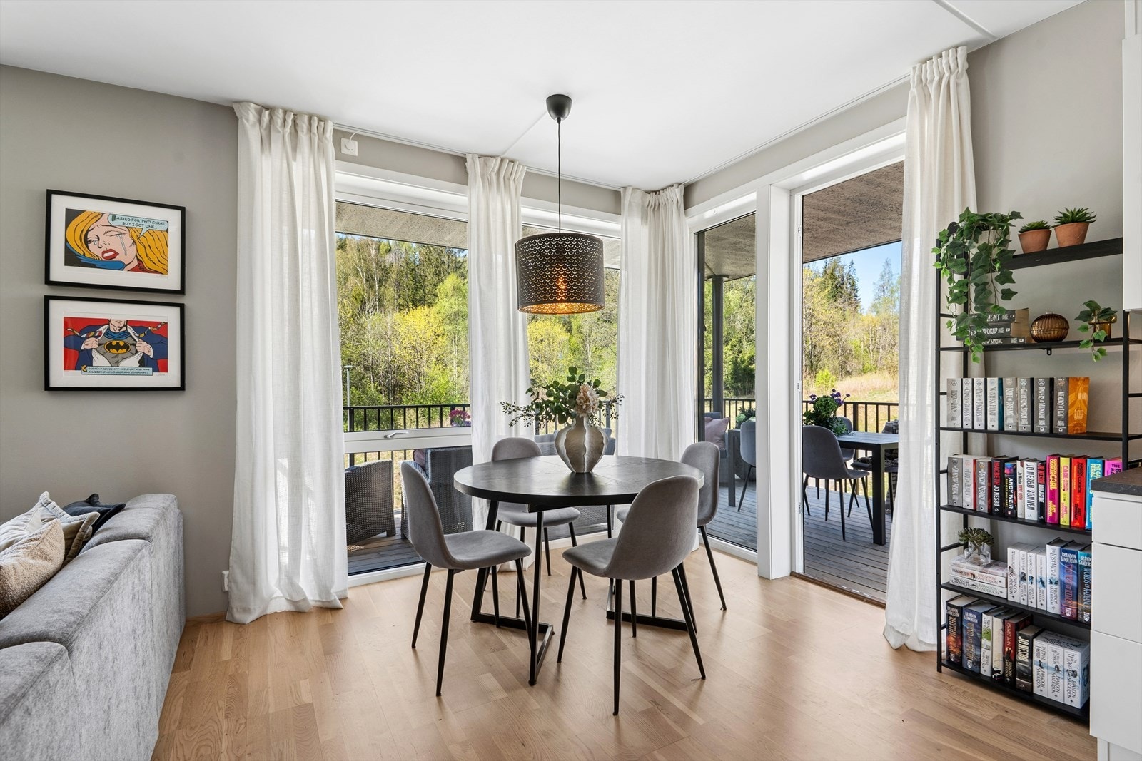 Fra stuen har man adkomst til den romslige balkongen som blir en fin forlengelse av stuen om sommeren Galleribilde