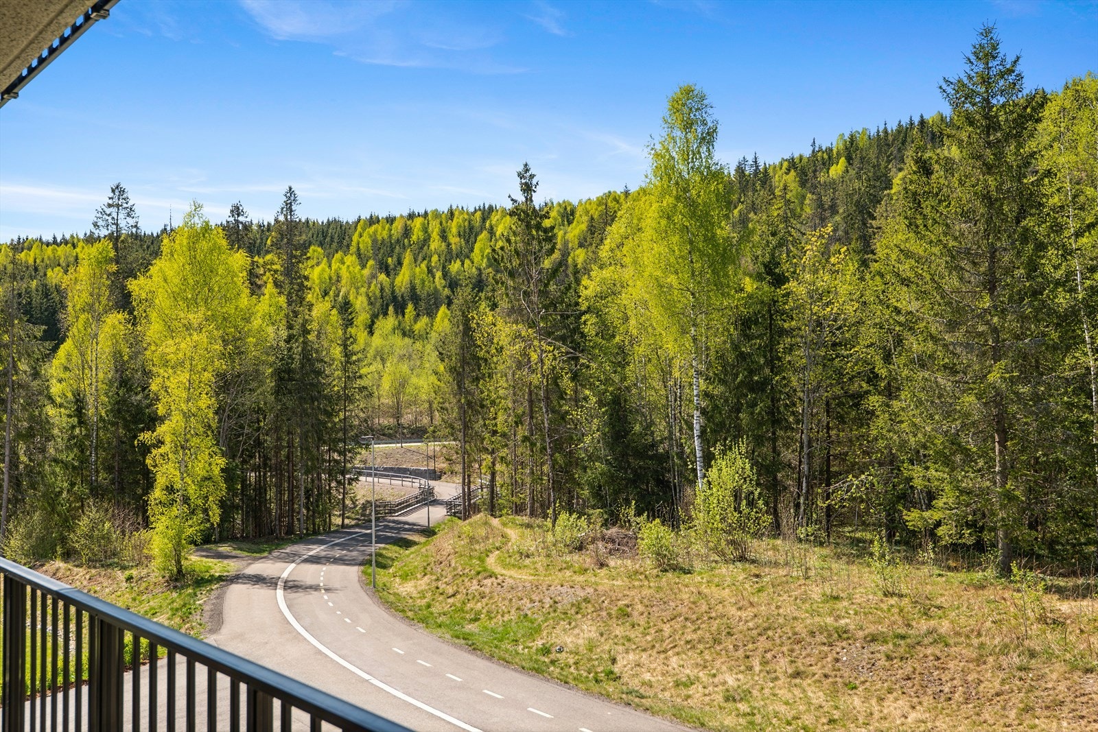 Stille og trygt nabolag med en fin balanse mellom bynære fasiliteter og flotte turmuligheter. Nærheten til skoler på alle trinn, barnehage, tog, buss og Mosenteret gjør hverdagslogistikken enkel Galleribilde