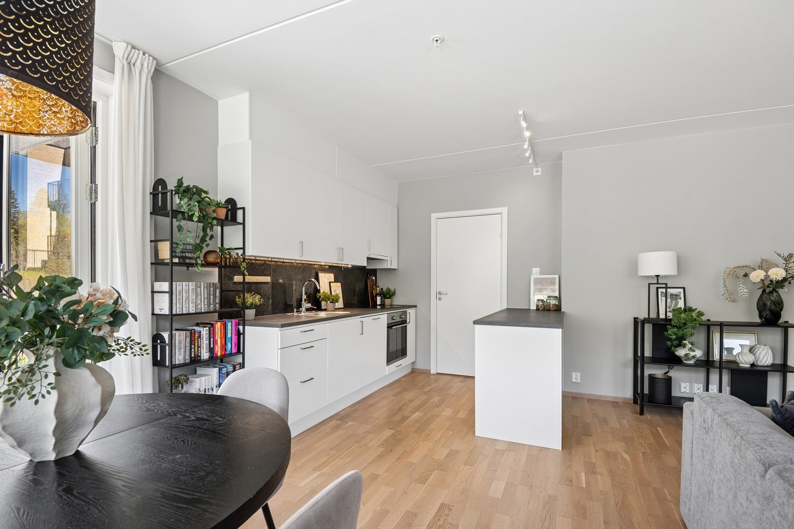Kjøkkeninnredning med glatte fronter og rikelig med skap- og benkeplass Galleribilde