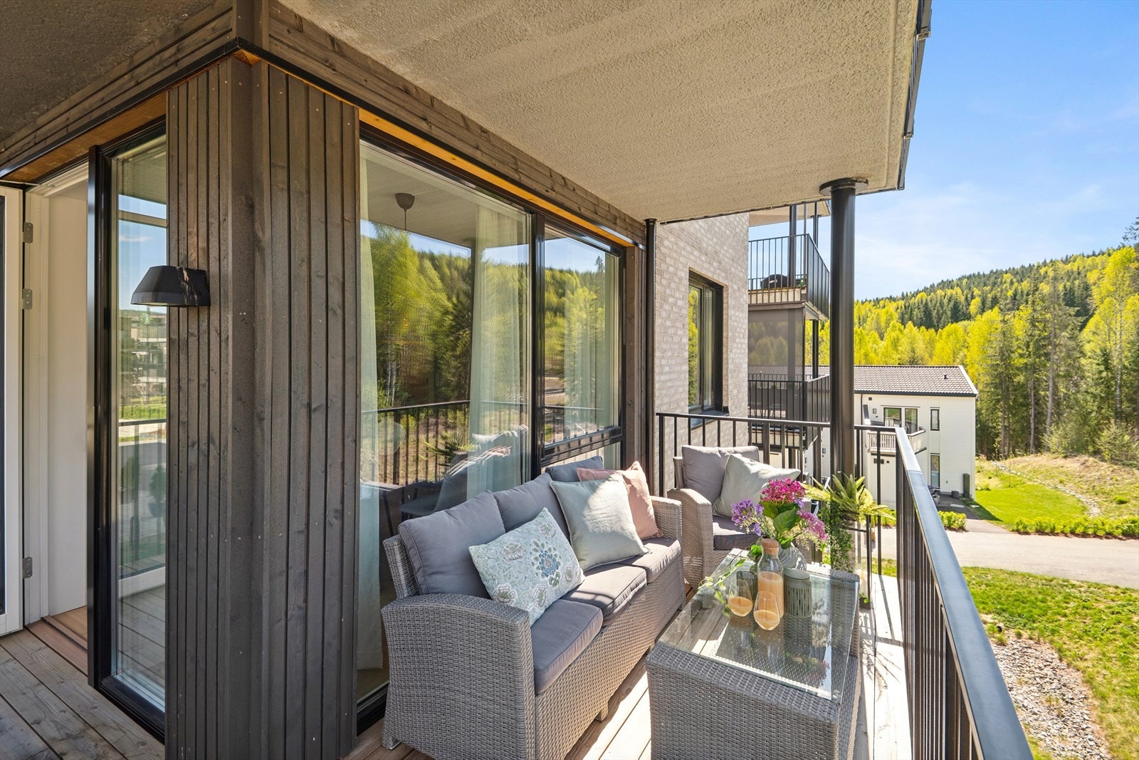 Takoverbygget beskytter mot både sol og regn, og gjør det mulig å nyte utendørsopphold uansett værforhold Galleribilde