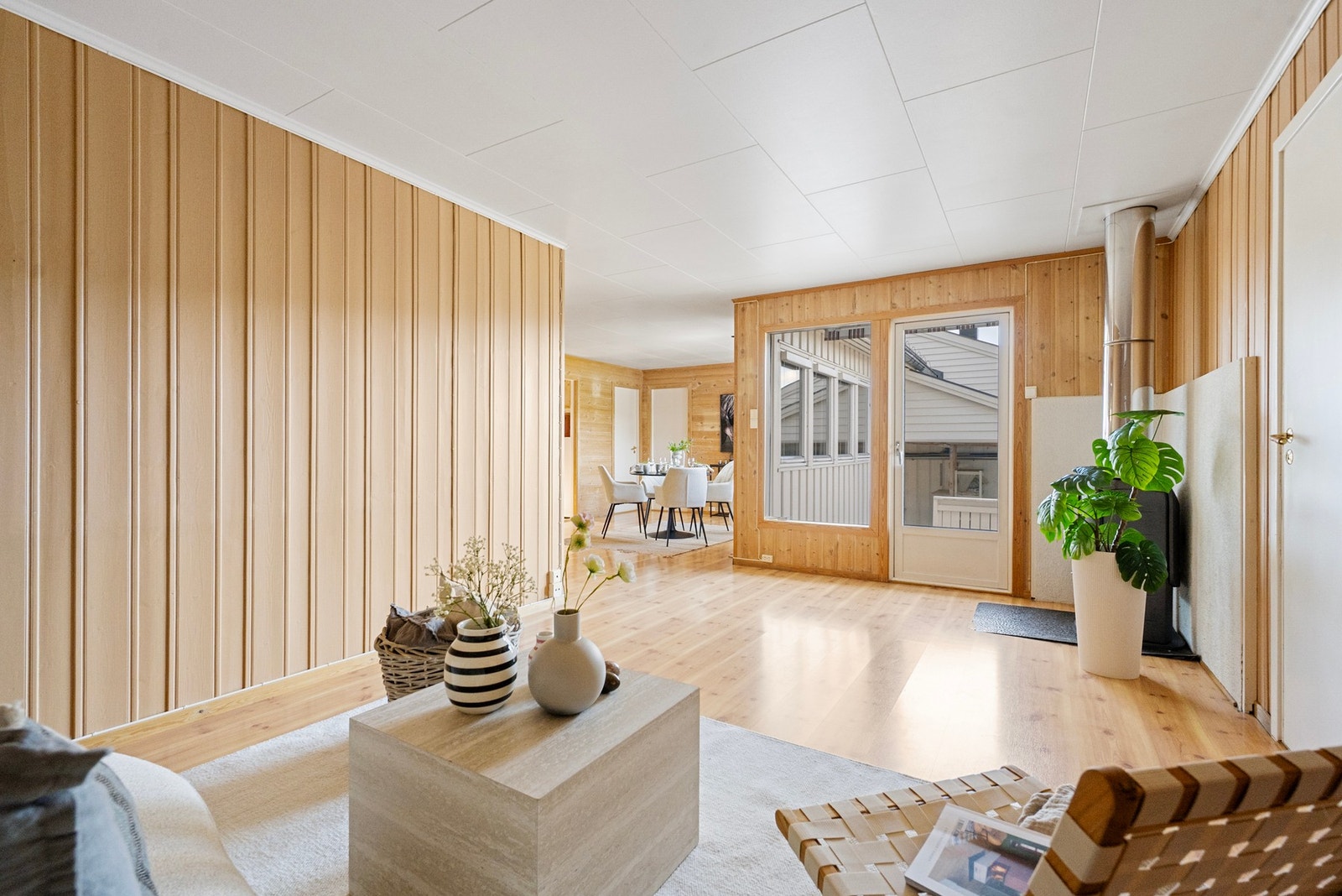 Fra stuen er det utgang til den solrike terrassen Galleribilde