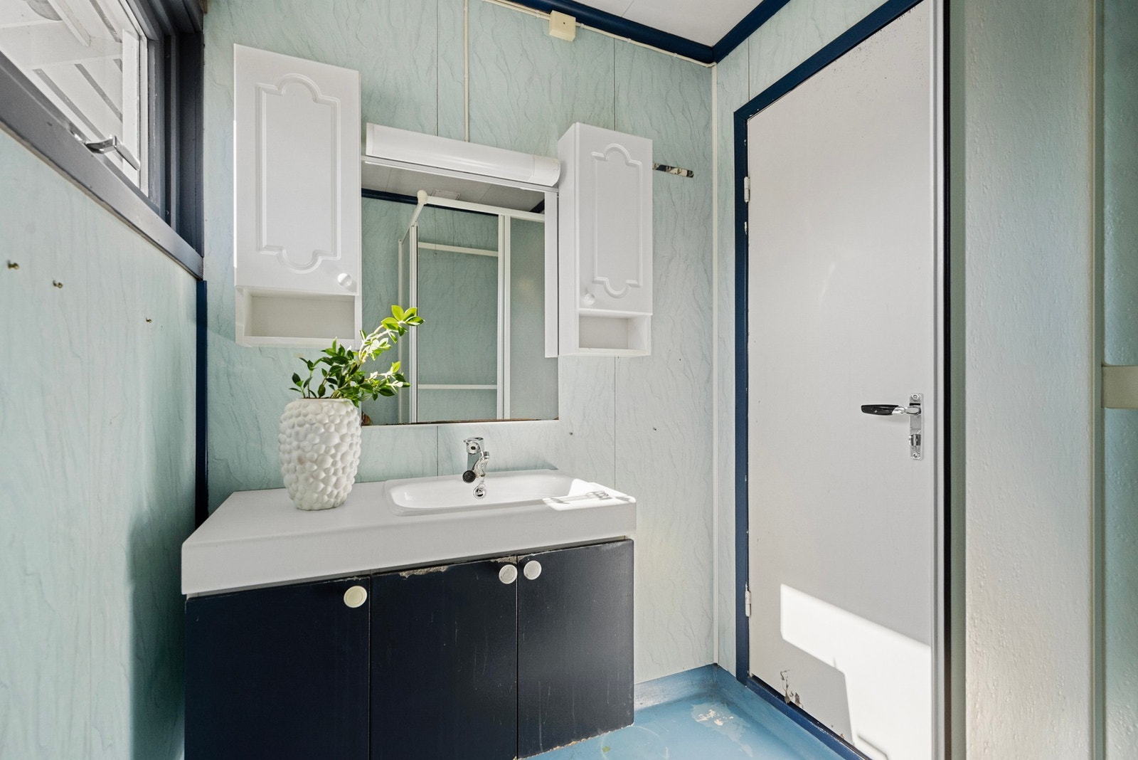 Badet er av eldre standard og har ukjent alder. Rommet har gulvbelegg og vegger med baderomsplater Galleribilde