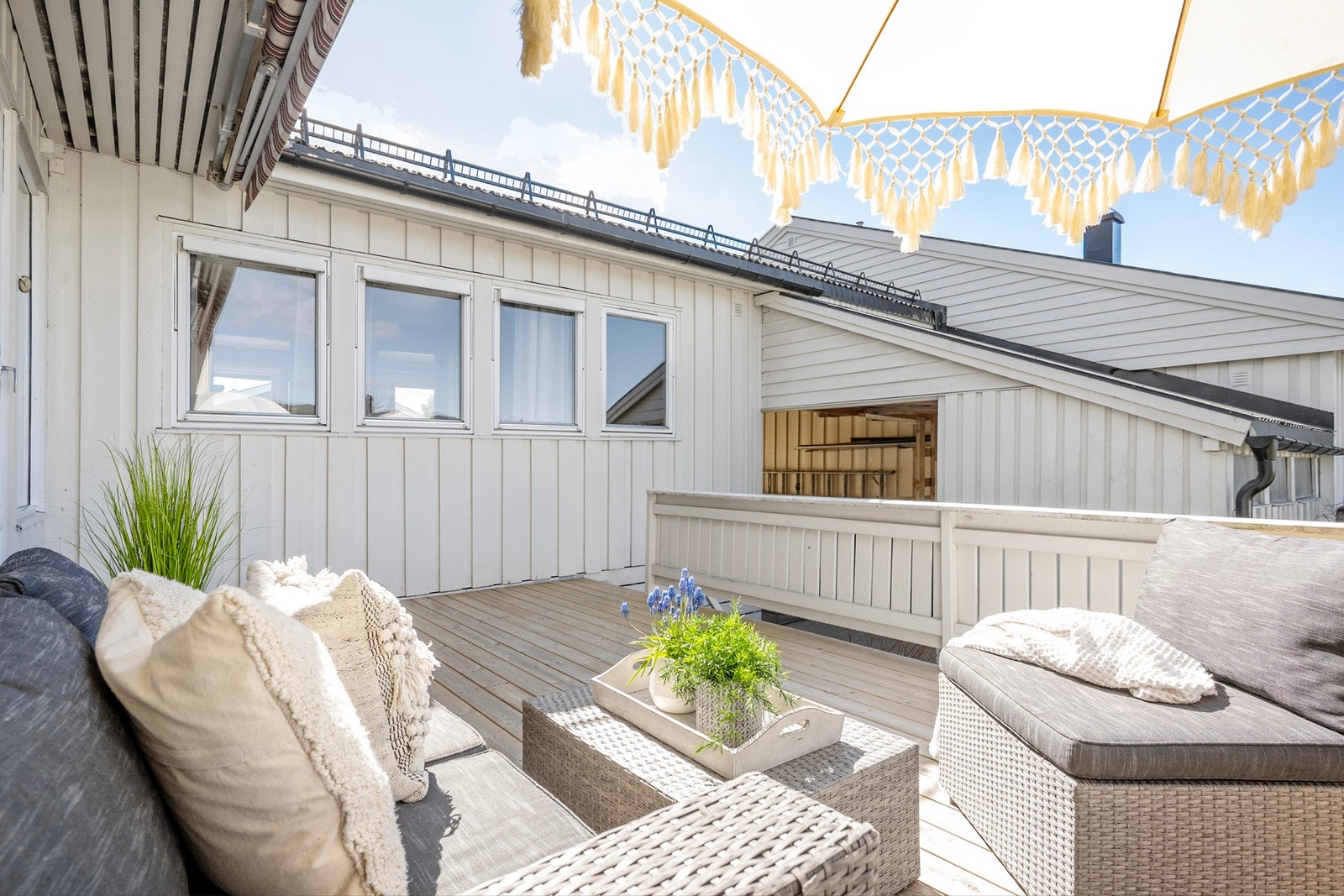 I tilknytning til terrassen finnes også en praktisk utvendig bod med god lagringsplass. Galleribilde