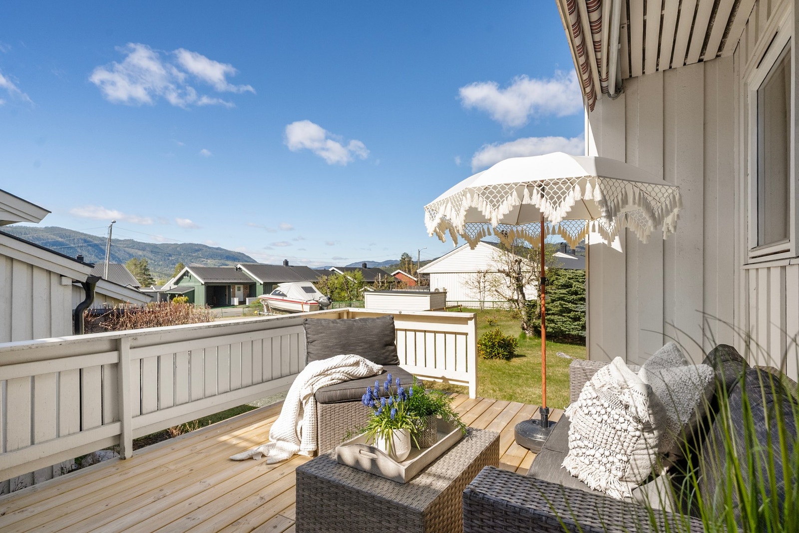 Ute finner du en solrik og trivelig terrasse samt en liten hageflekk. Galleribilde