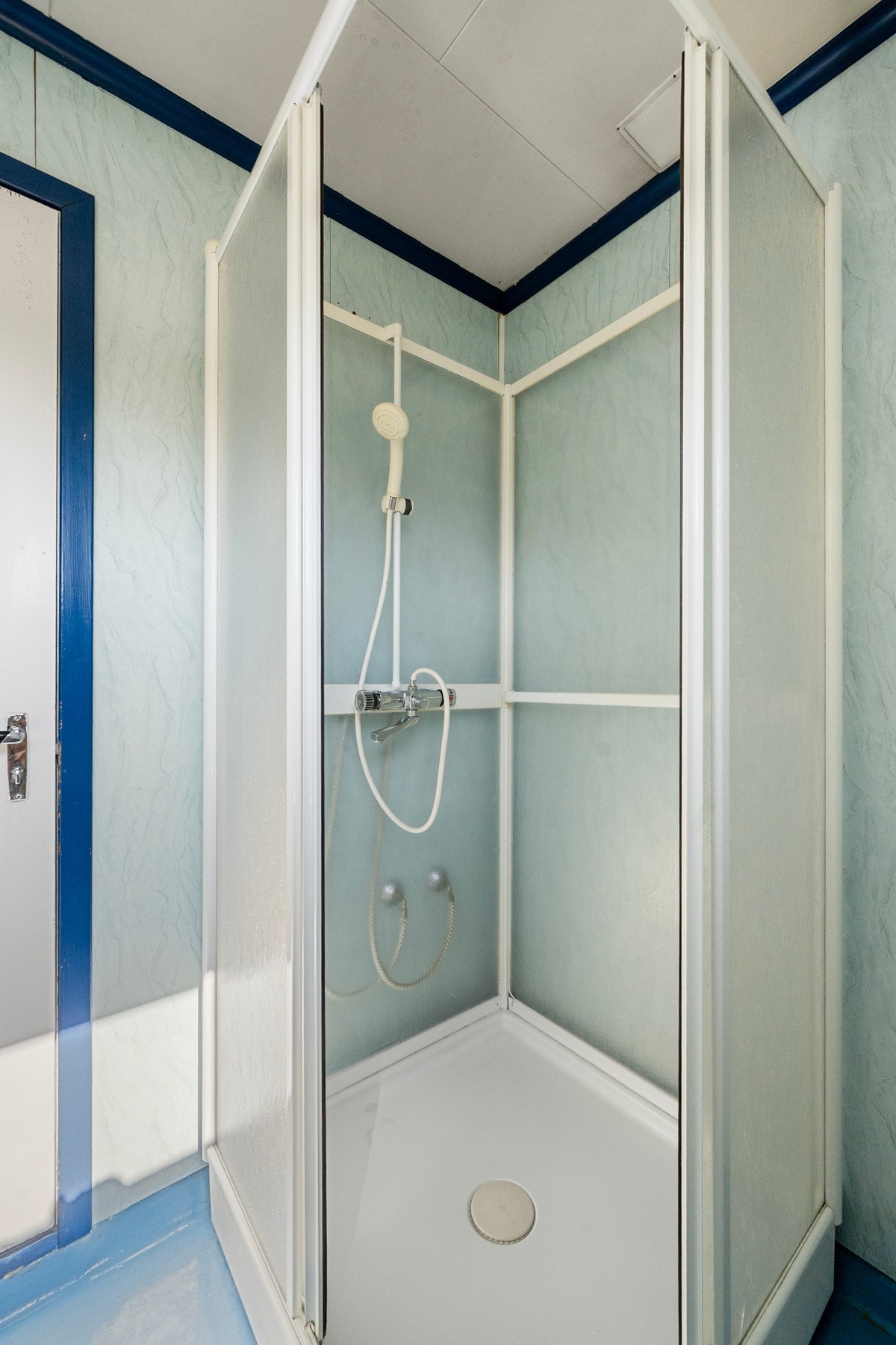 Badet er innredet med servant med underskap og dusjkabinett. Ventilasjon via ventil. Galleribilde