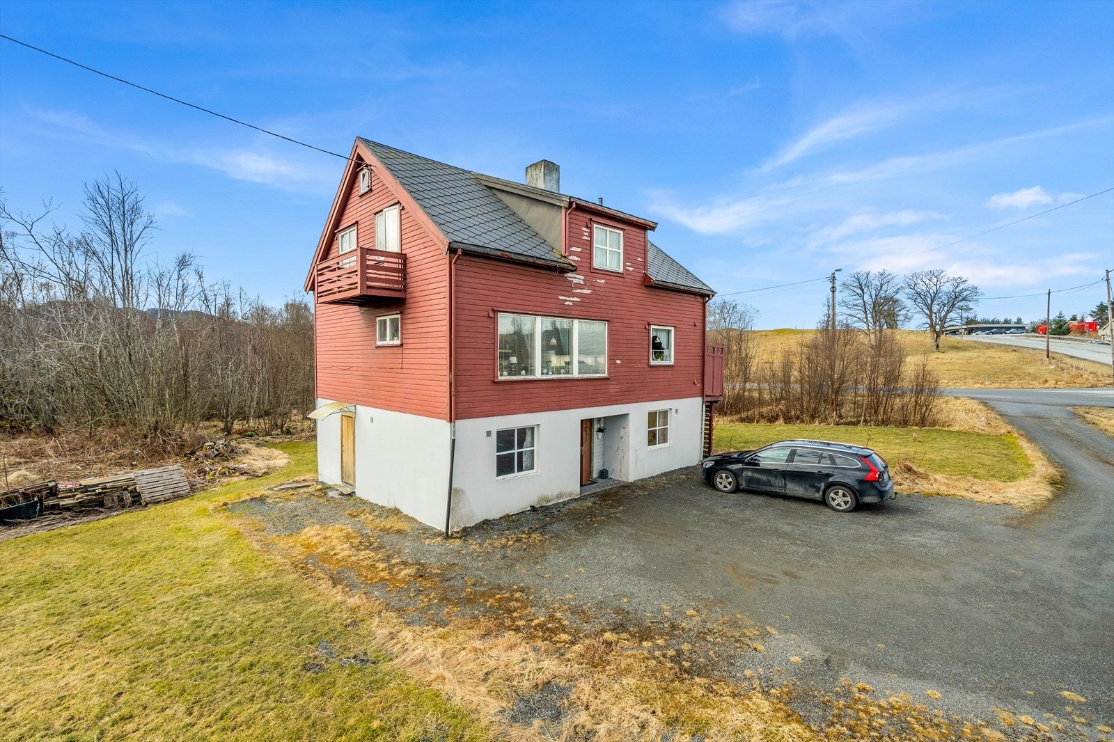 Din lokale eiendomsmegler Fredrik Rindahl v/Notar har gleden av å presentere denne eneboligen på Kårvåg! Galleribilde