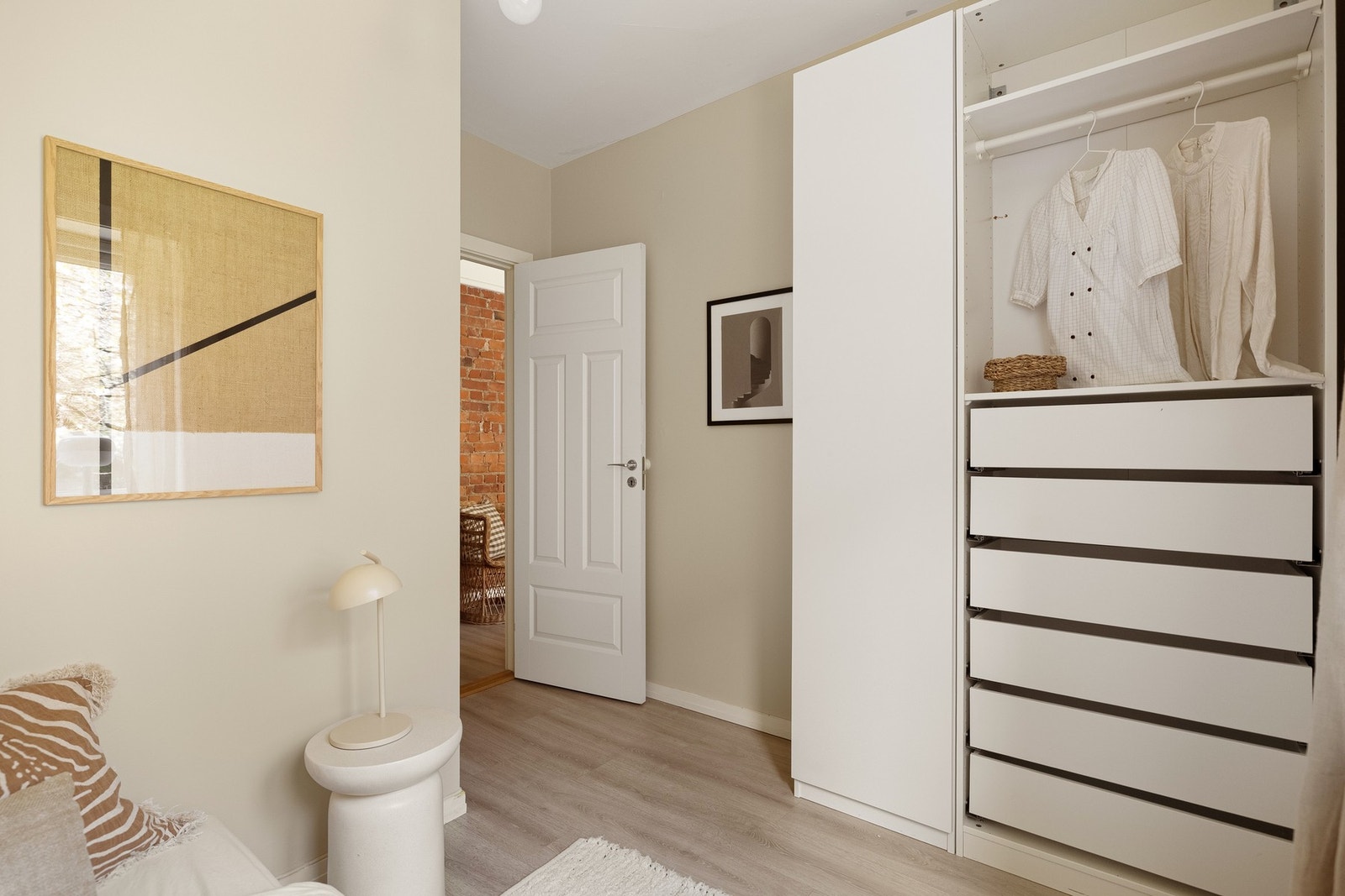 På soverommet er det plass til seng og oppbevaringsplass i medfølgende garderobe. Galleribilde
