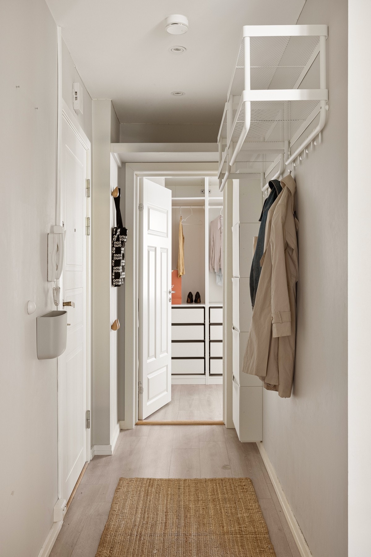 Entréen har god standard med enstavs laminat på gulv, glatte malte overflater og downlights i himlingen. Galleribilde